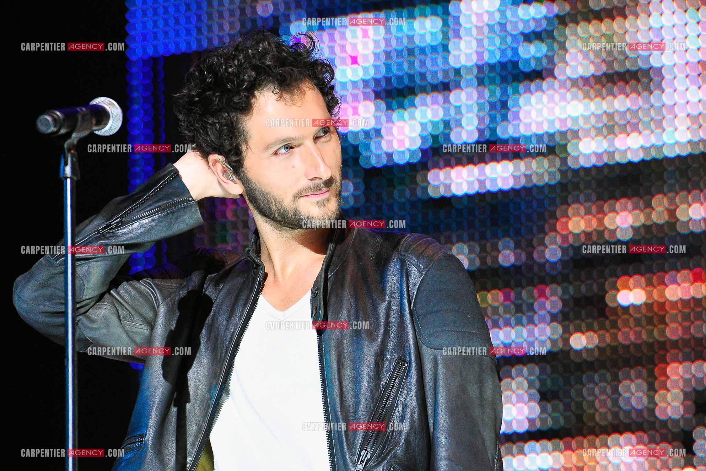 Le chanteur Simon Buret du groupe Aaron en concert au Zénith de Paris.