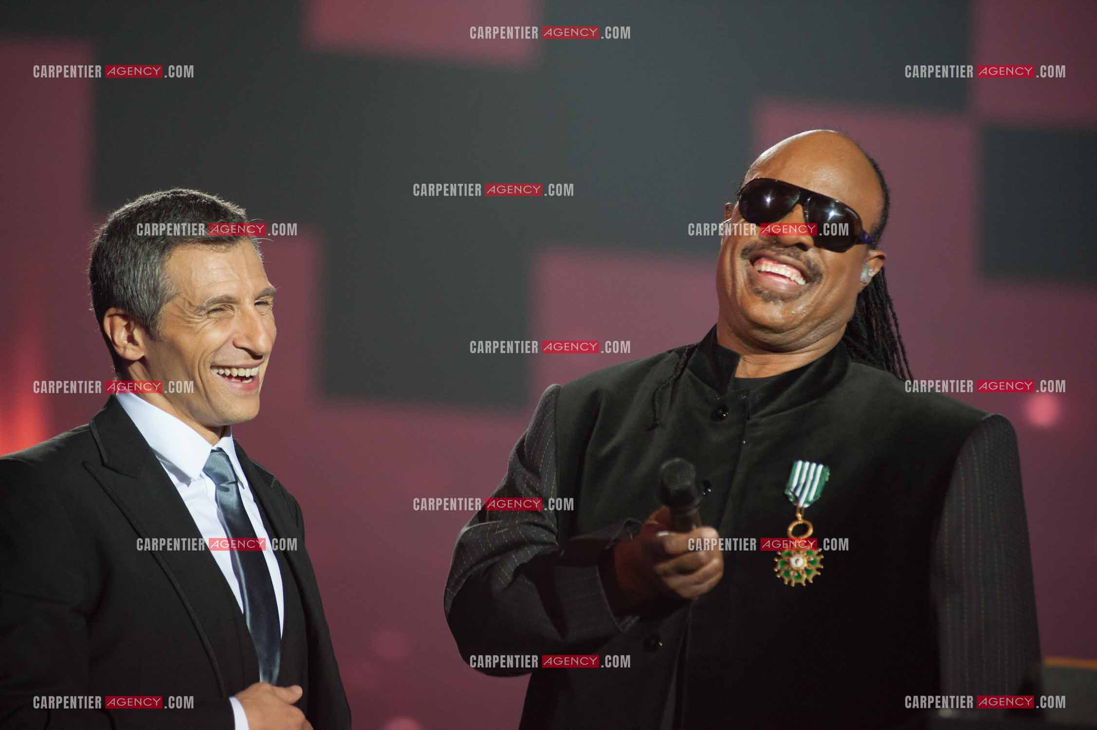 Le chanteur Stevie Wonder invité d'honneur des Victoires de la musique 2010 en présence de l'animateur Nagui.