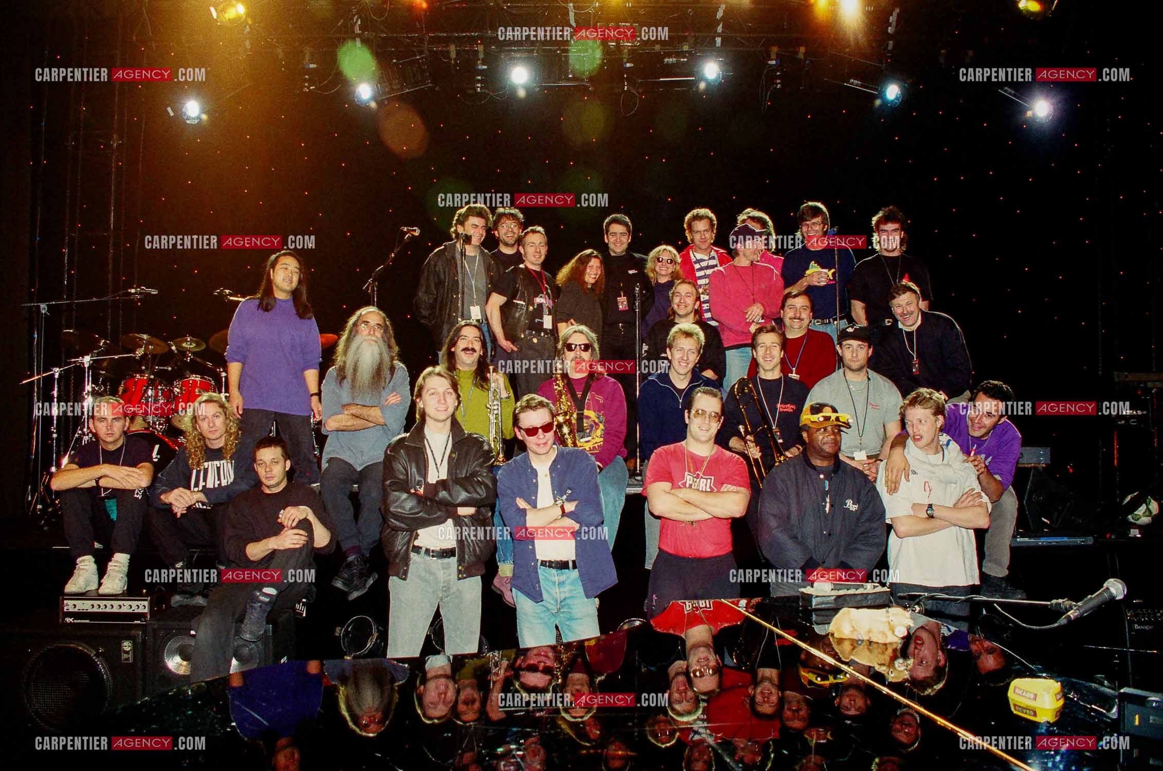Véronique Sanson en concert à l'Olympia en 1994. Photo de toute la troupe techniciens, musiciens, et Véronique en haut.   ( Exclusif )