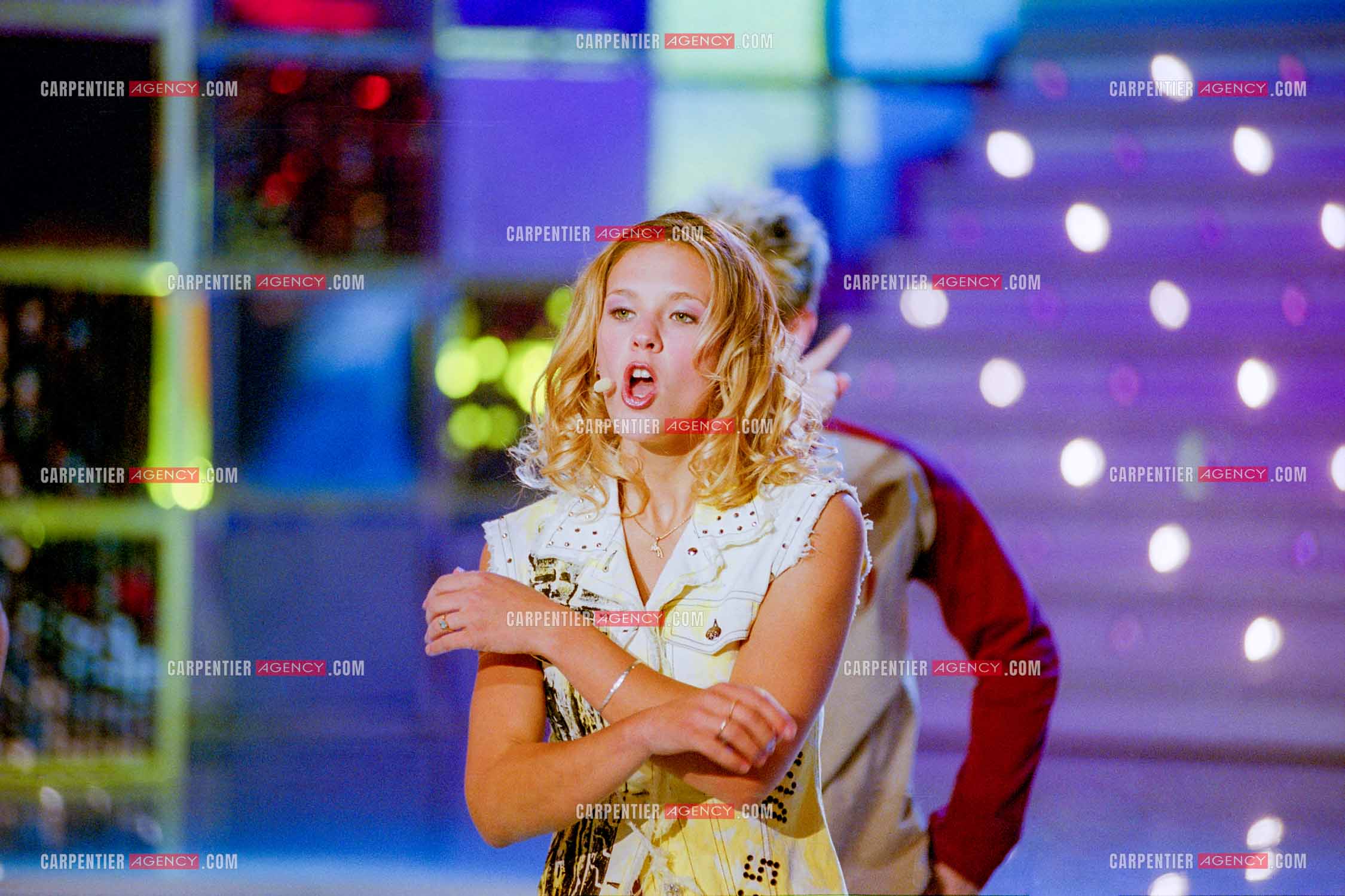 La chanteuse Lorie Pester lors de l'émission Hit Machine en 1997.  ( Exclusif )