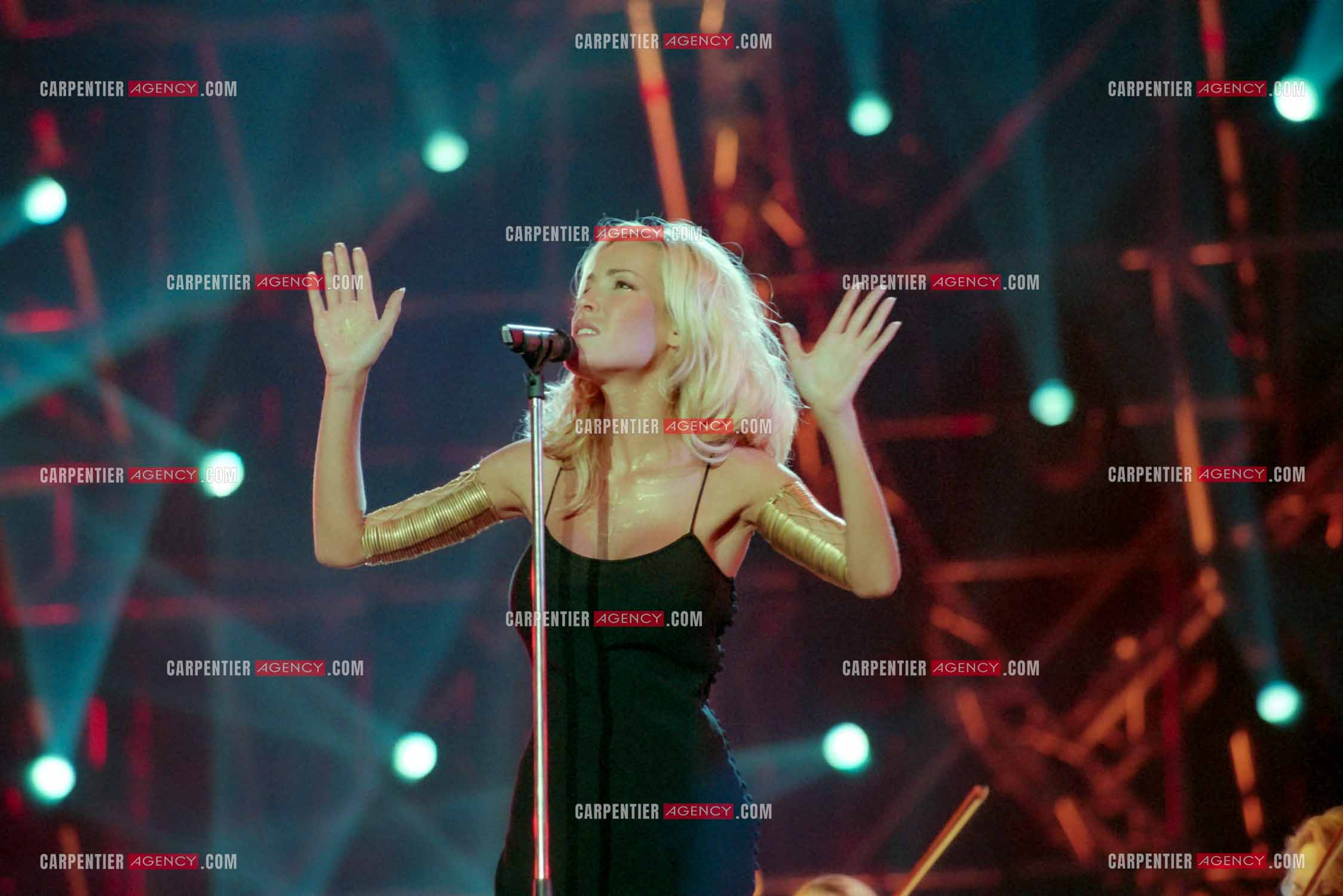 Enregistrement de l'émission "La Fureur de Bercy" pour TF1 le 20 juin 1998. La chanteuse Ophélie Winter.