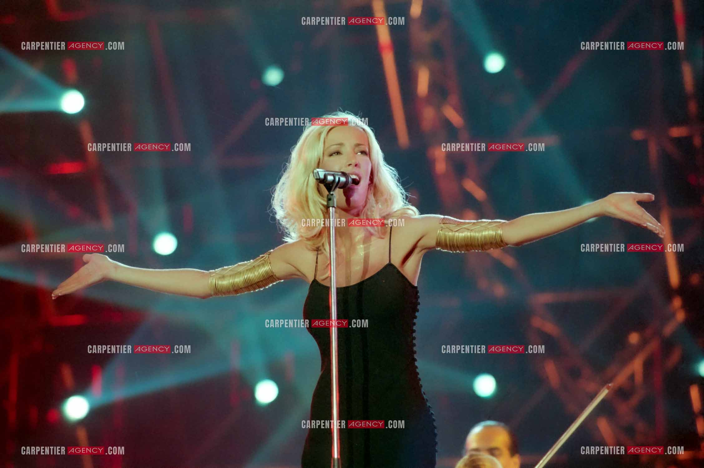 Enregistrement de l'émission "La Fureur de Bercy" pour TF1 le 20 juin 1998. La chanteuse Ophélie Winter.