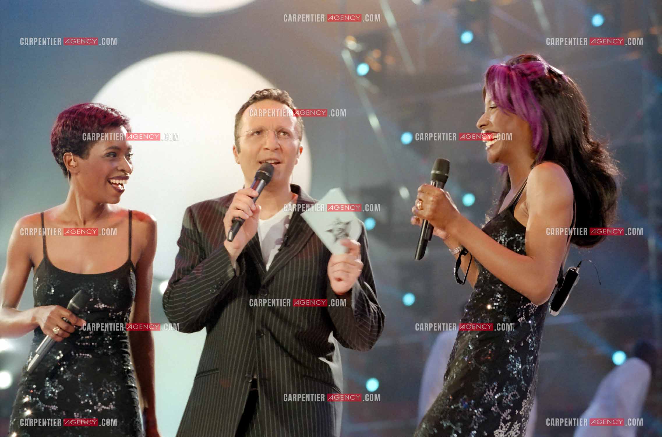 Enregistrement de l'émission "La Fureur de Bercy" présentée par l'animateur Arthur pour TF1 le 20 juin 1998. Le chanteur Johnny Hallyday. par l'animateur Arthur pour TF1 le 20 juin 1998. L'animateur Arthur entouré de Laura et Chris Mayne du groupe Native.