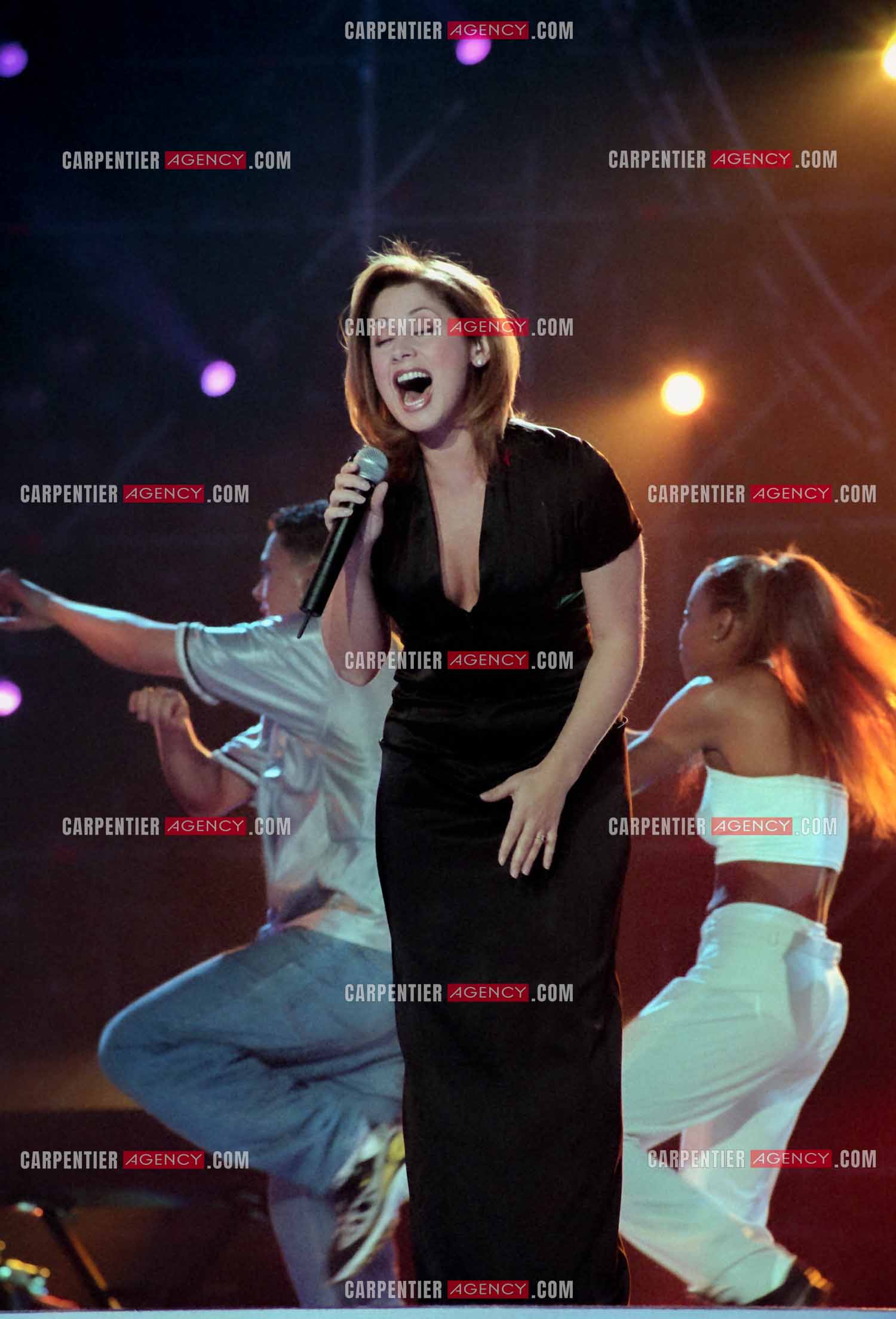 Enregistrement de l'émission "La Fureur de Bercy" pour TF1 le 20 juin 1998. La chanteuse Lara Fabian.