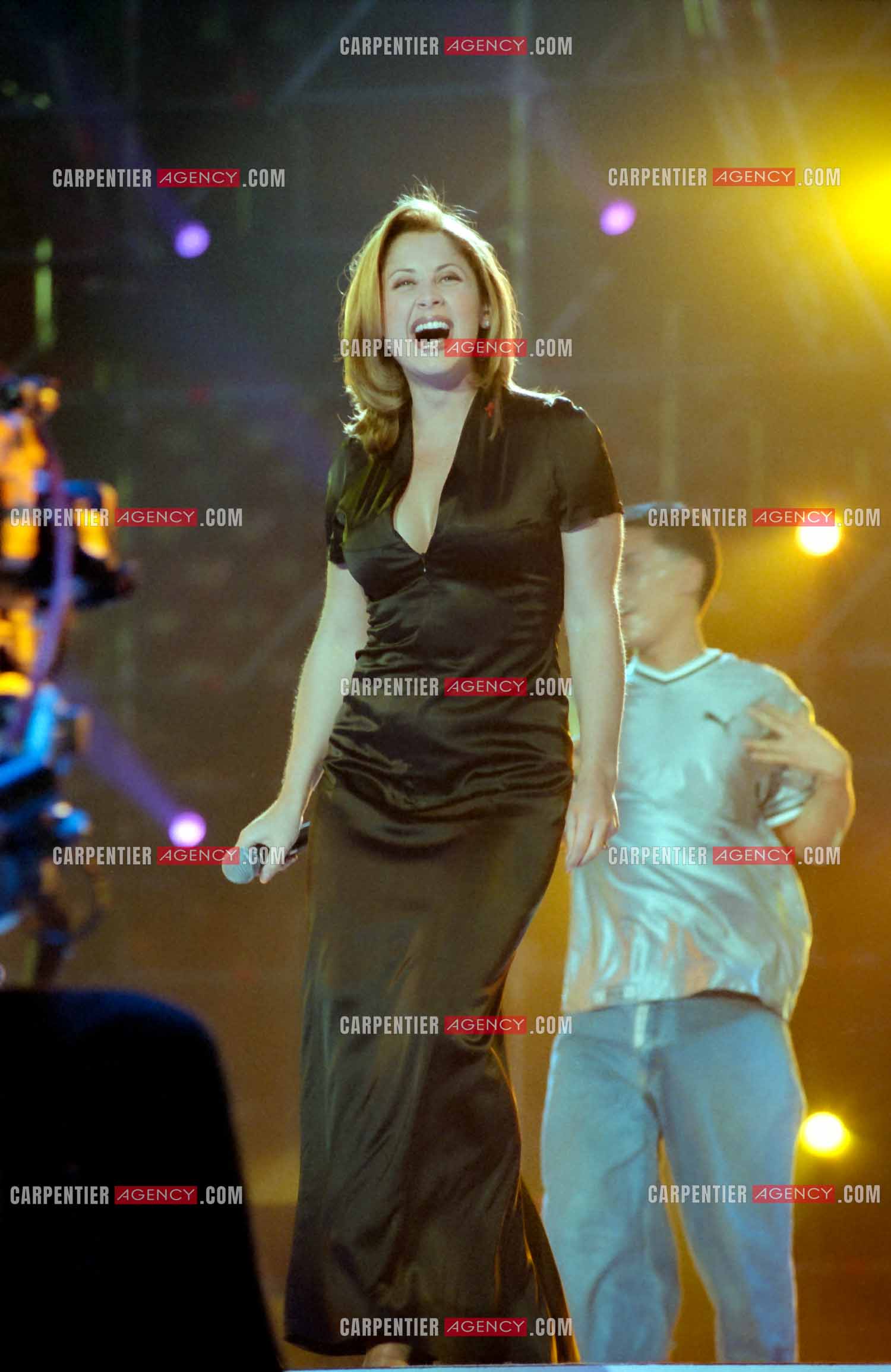 Enregistrement de l'émission "La Fureur de Bercy" pour TF1 le 20 juin 1998. La chanteuse Lara Fabian.