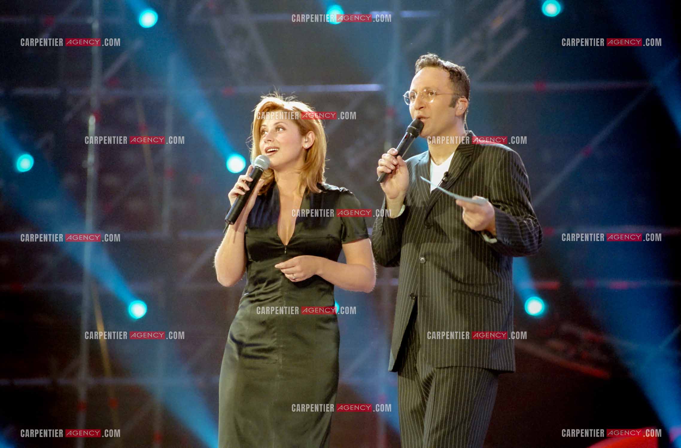 Enregistrement de l'émission "La Fureur de Bercy" présentée par l'animateur Arthur pour TF1 le 20 juin 1998. L'animateur Arthur et la chanteuse Lara Fabian.