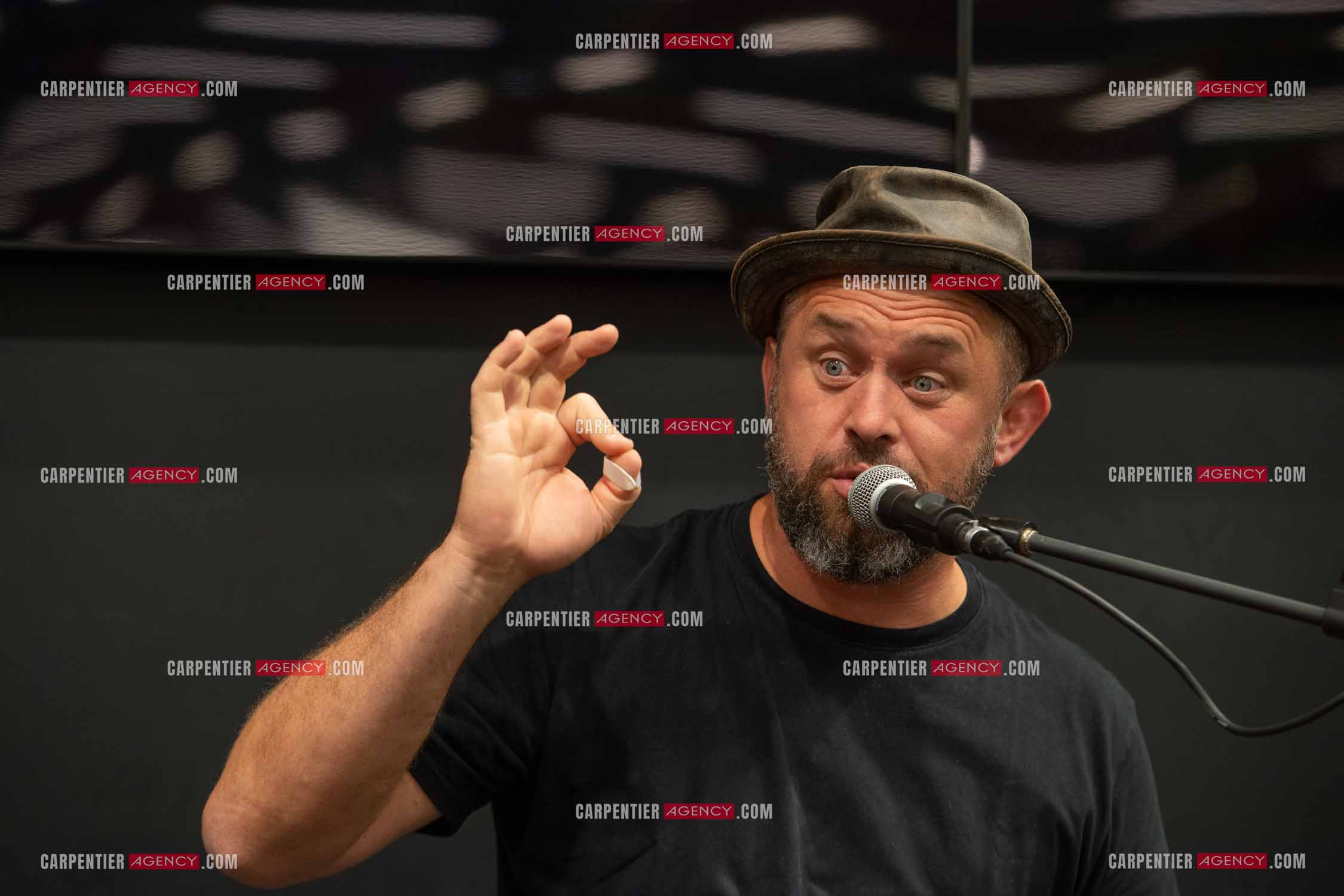 Le finaliste de The Voice saison 2022 Mister Mat de son vrai nom Mathieu Guillou lors de son Showcase au magasin Cultura de Toulon la Valette.    ( Exclusif )