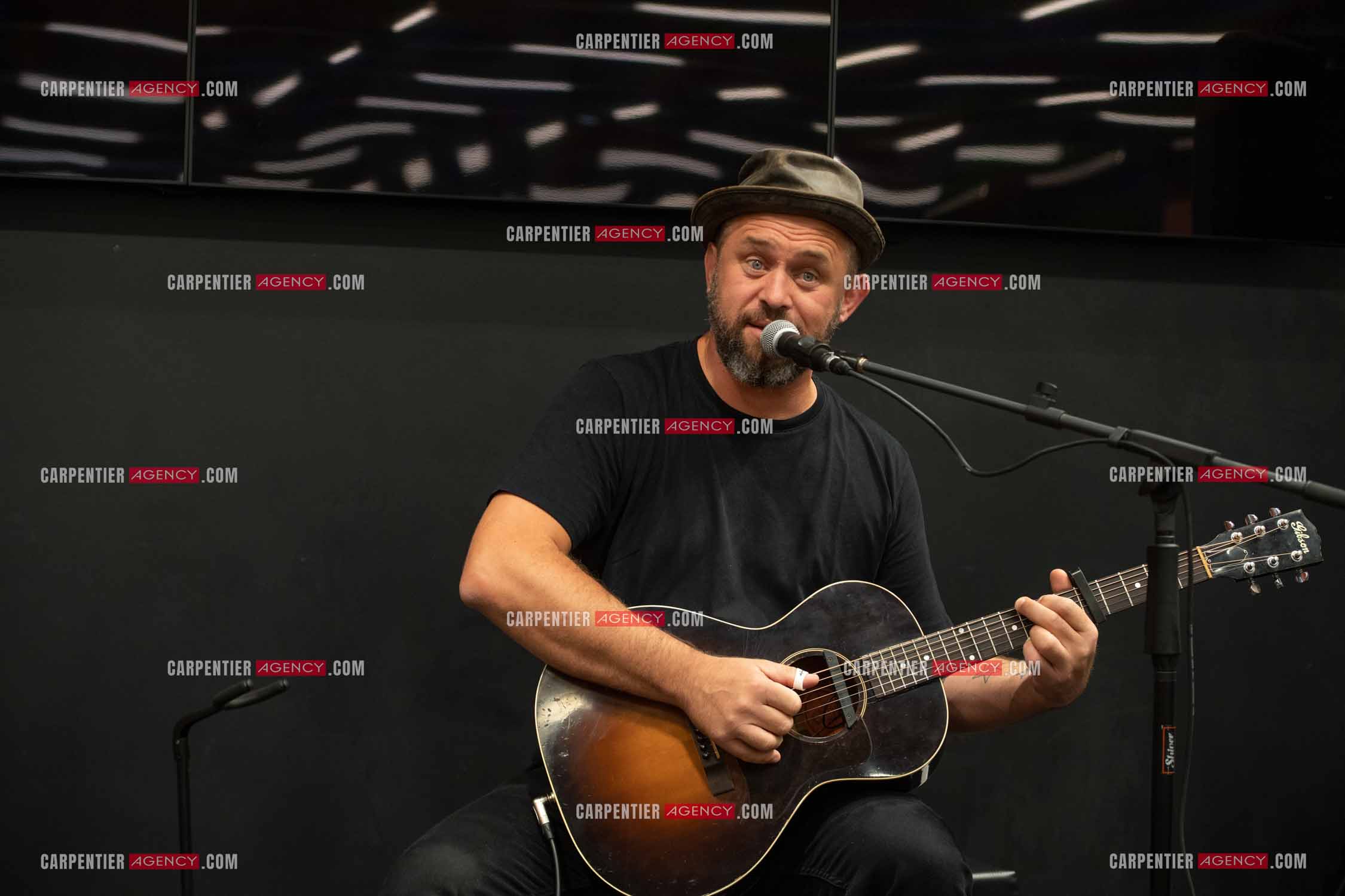 Le finaliste de The Voice saison 2022 Mister Mat de son vrai nom Mathieu Guillou lors de son Showcase au magasin Cultura de Toulon la Valette.    ( Exclusif )