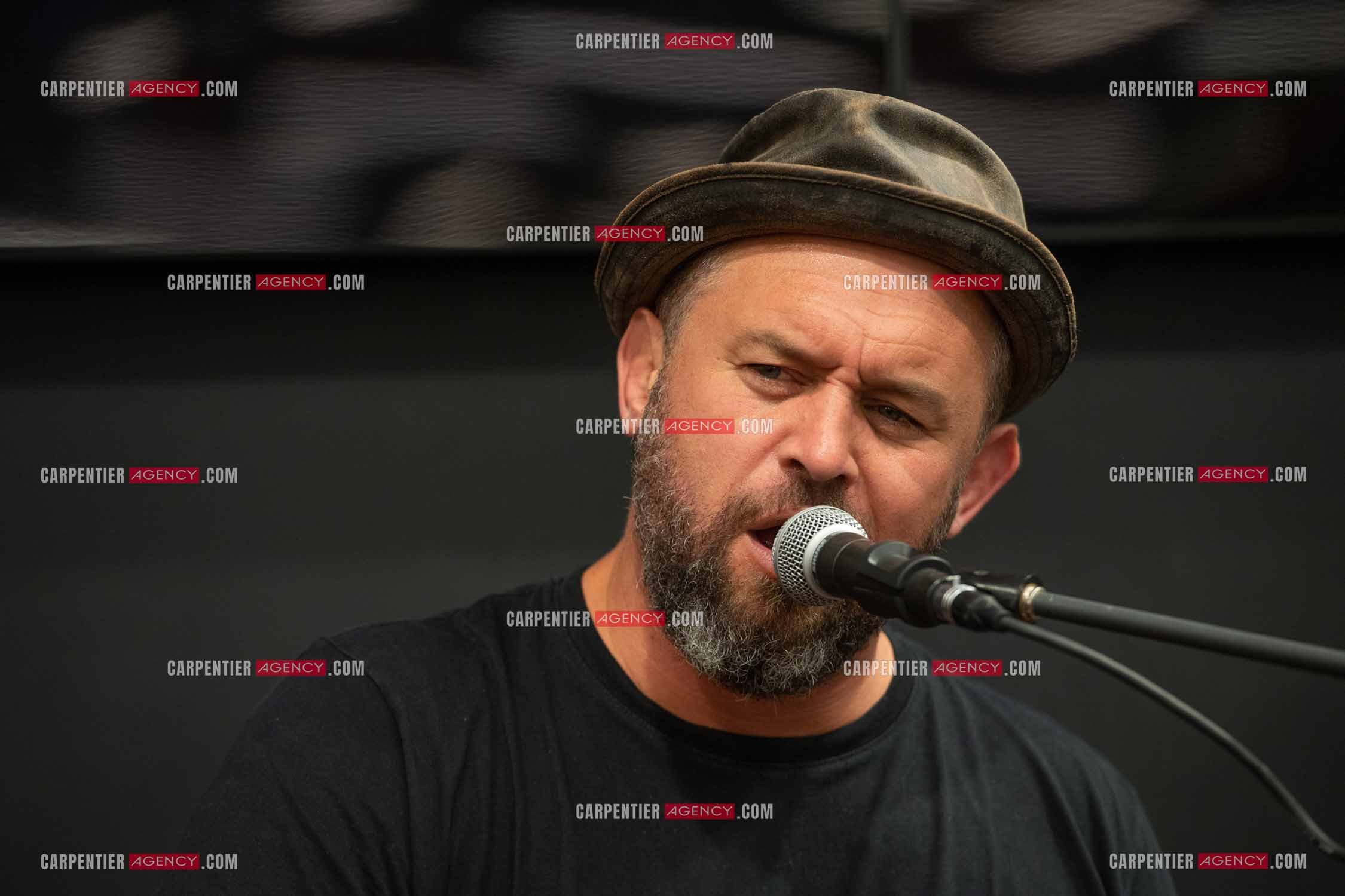 Le finaliste de The Voice saison 2022 Mister Mat de son vrai nom Mathieu Guillou lors de son Showcase au magasin Cultura de Toulon la Valette.    ( Exclusif )