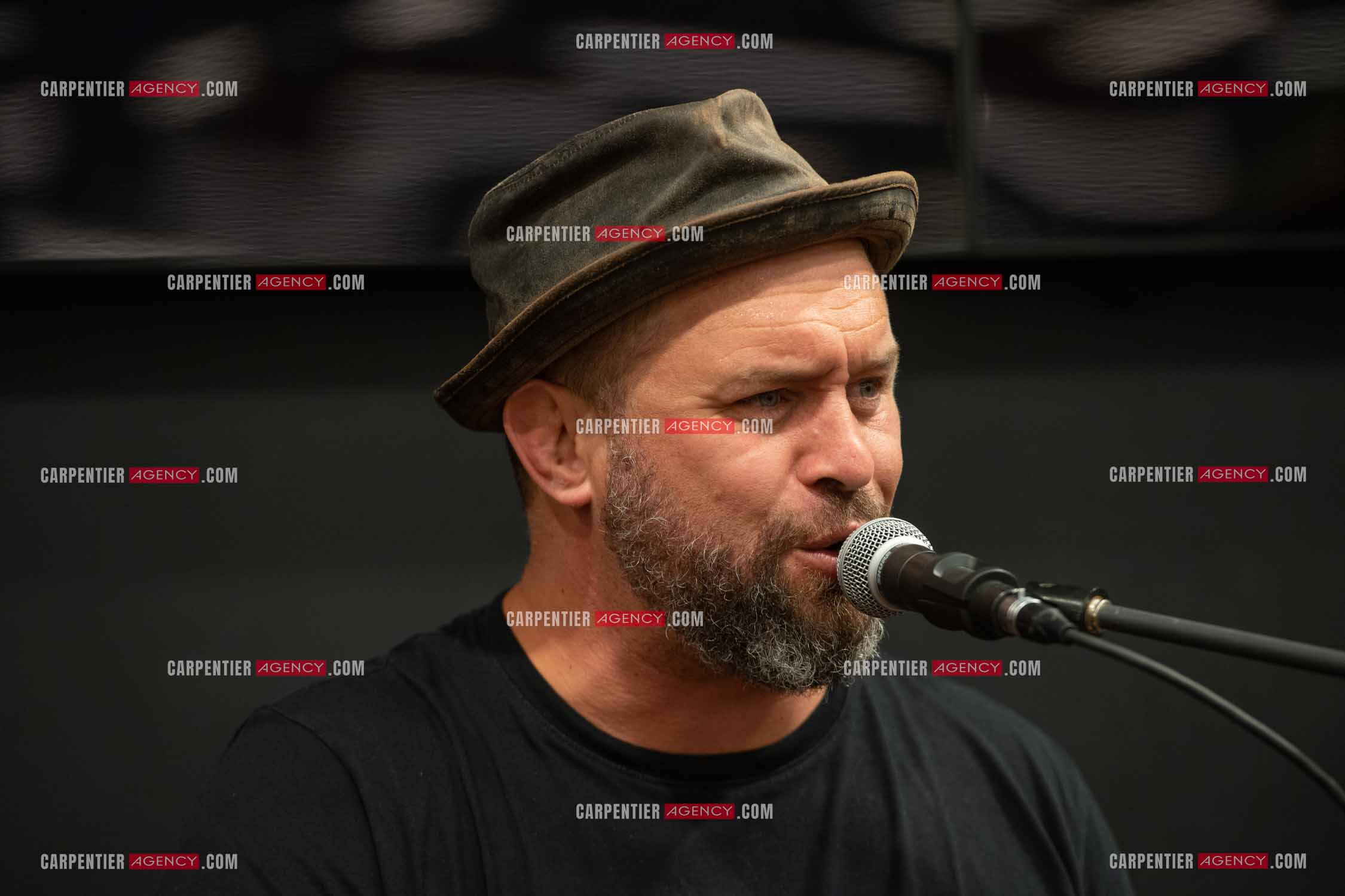 Le finaliste de The Voice saison 2022 Mister Mat de son vrai nom Mathieu Guillou lors de son Showcase au magasin Cultura de Toulon la Valette.    ( Exclusif )