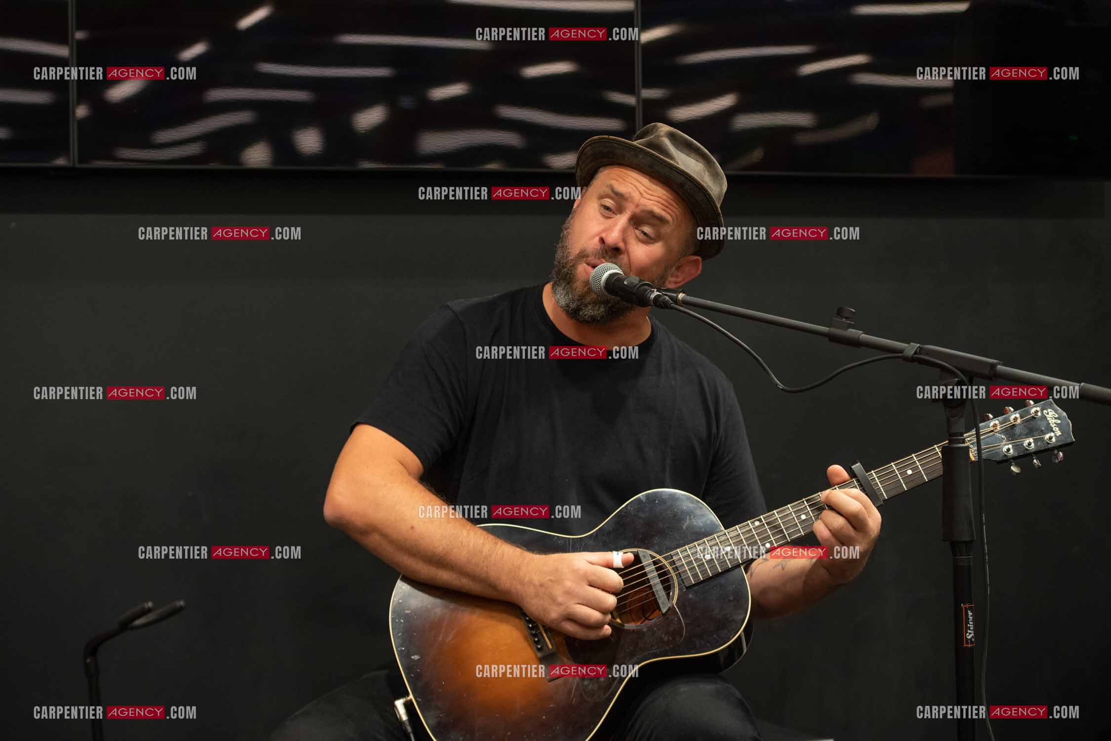 Le finaliste de The Voice saison 2022 Mister Mat de son vrai nom Mathieu Guillou lors de son Showcase au magasin Cultura de Toulon la Valette.    ( Exclusif )