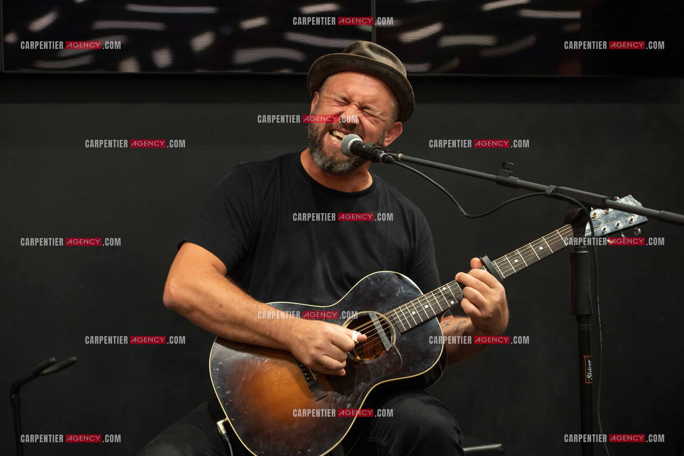 Le finaliste de The Voice saison 2022 Mister Mat de son vrai nom Mathieu Guillou lors de son Showcase au magasin Cultura de Toulon la Valette.    ( Exclusif )