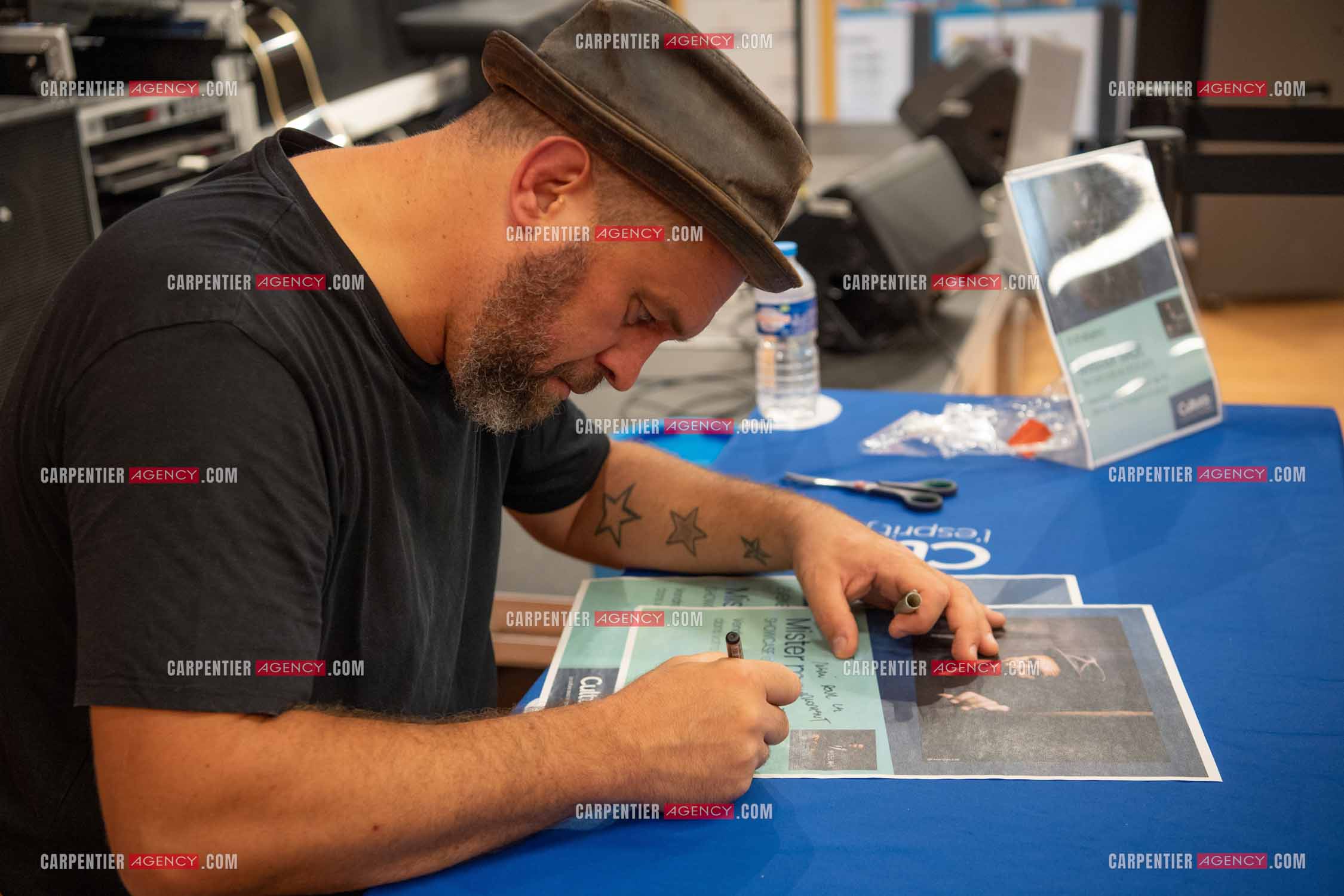 Le finaliste de The Voice saison 2022 Mister Mat de son vrai nom Mathieu Guillou lors de son Showcase au magasin Cultura de Toulon la Valette.    ( Exclusif )