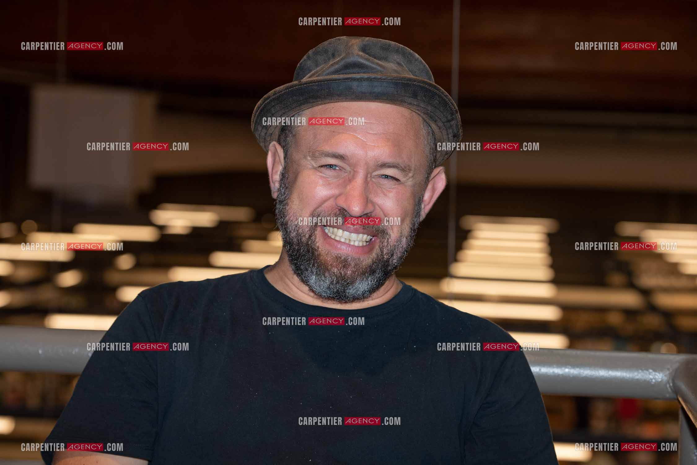 Le finaliste de The Voice saison 2022 Mister Mat de son vrai nom Mathieu Guillou lors de son Showcase au magasin Cultura de Toulon la Valette.    ( Exclusif )