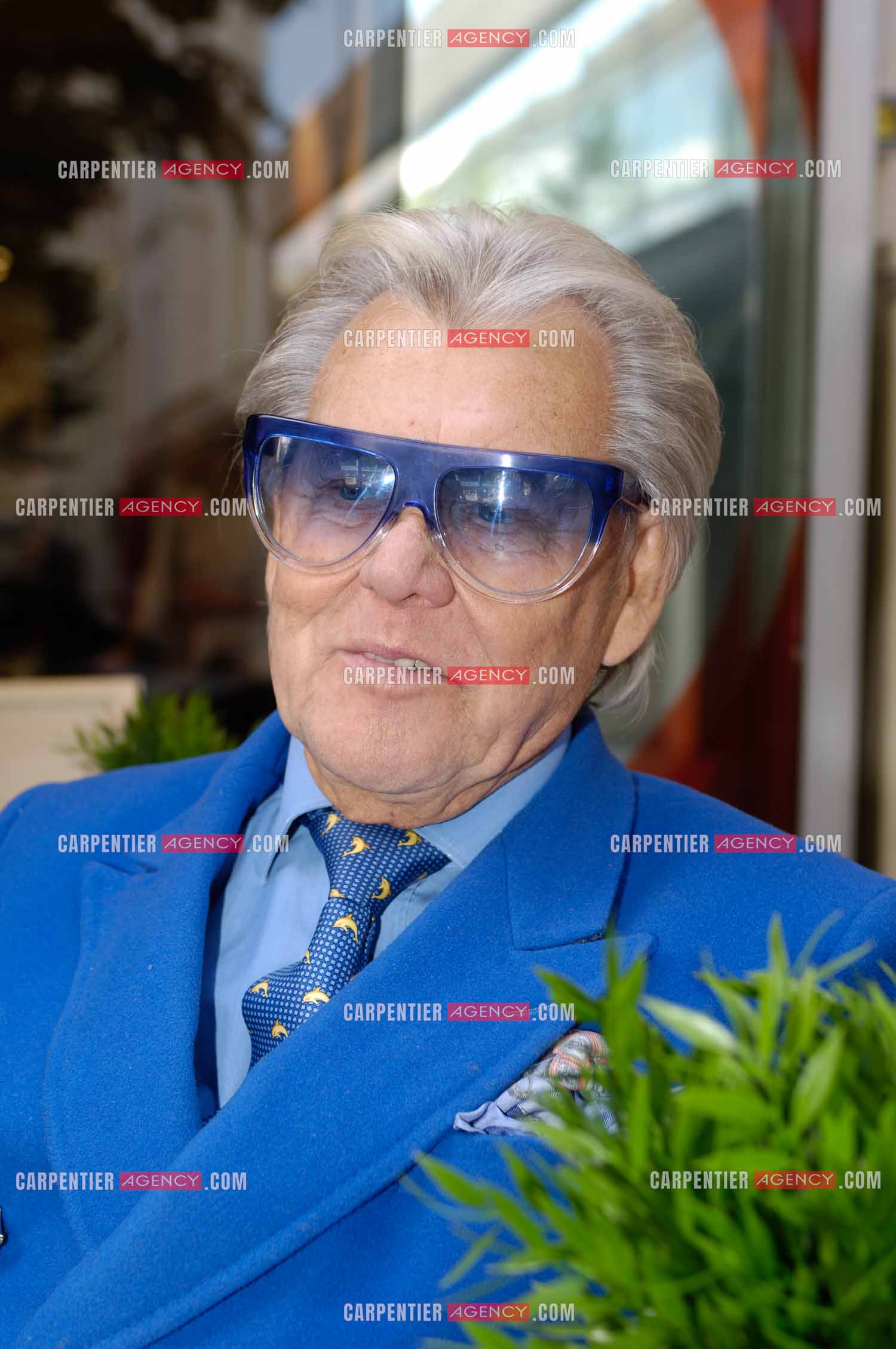 Michou, de son vrai nom Michel Georges Alfred Catty  en terrasse d'un café dans Paris pour une séance photos.  ( Exclusif )