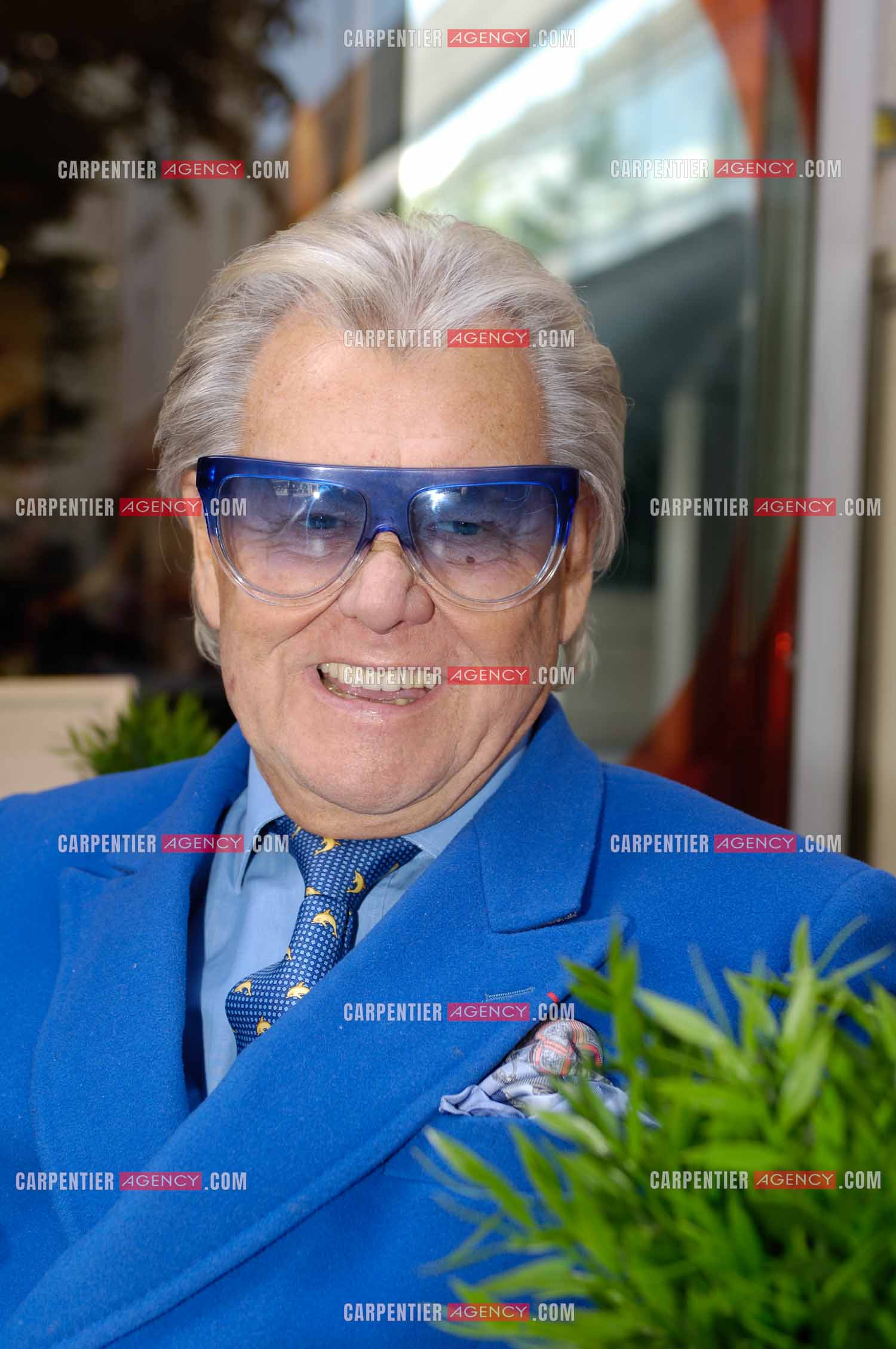 Michou, de son vrai nom Michel Georges Alfred Catty  en terrasse d'un café dans Paris pour une séance photos.  ( Exclusif )