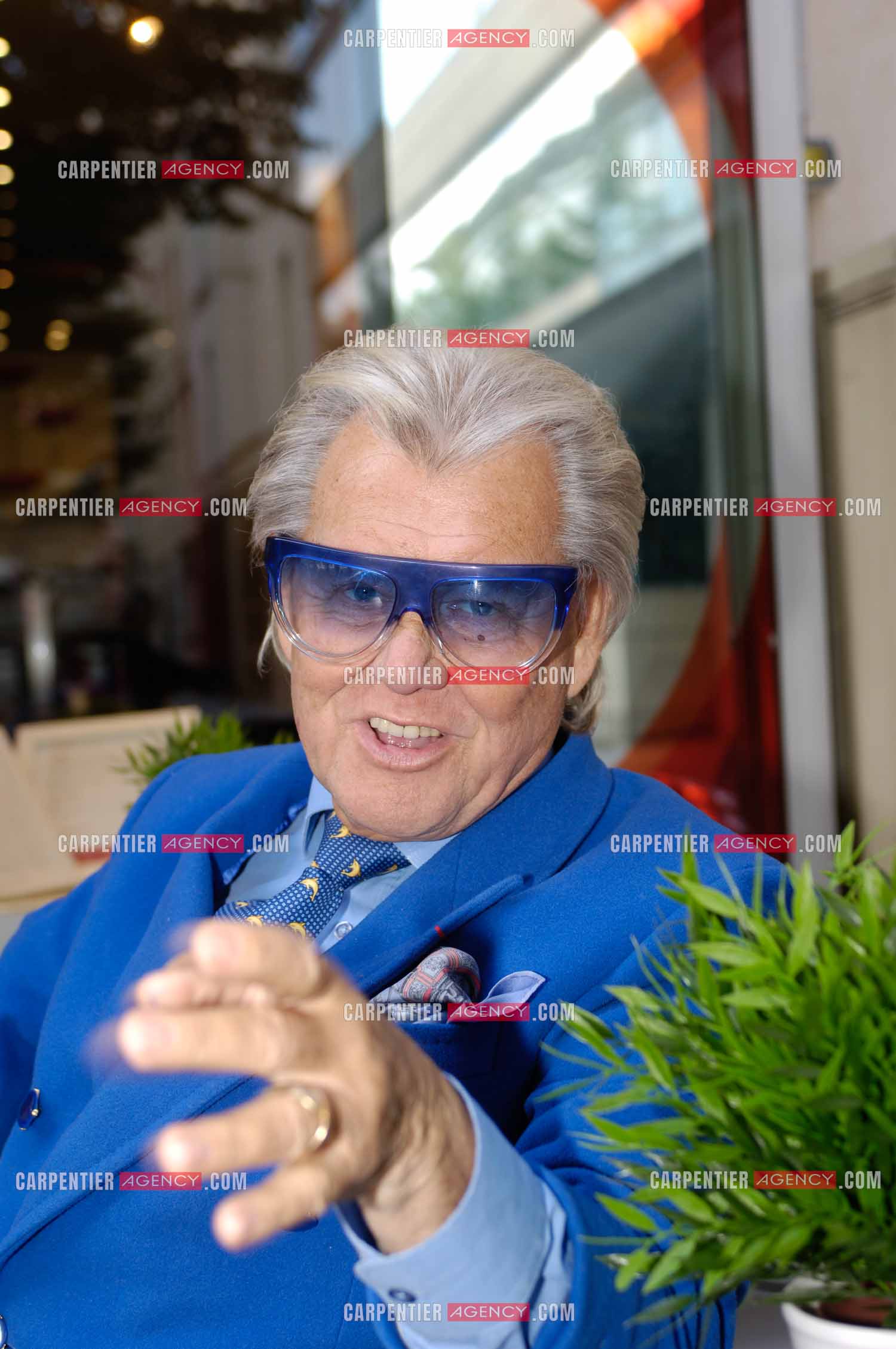 Michou, de son vrai nom Michel Georges Alfred Catty  en terrasse d'un café dans Paris pour une séance photos.  ( Exclusif )