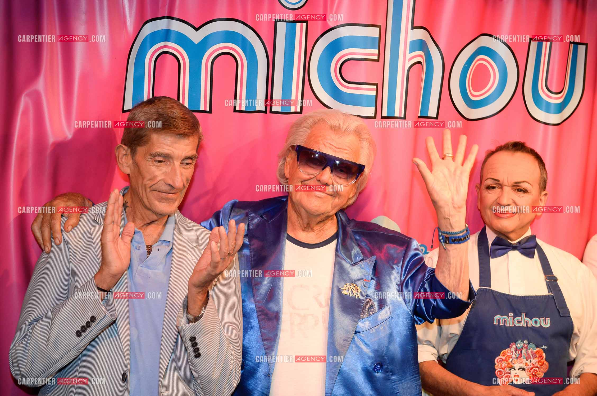 Michou, de son vrai nom Michel Georges Alfred Catty  fête ses 84 ans entouré de ses Michettes dans son cabaret parisien de la rue des Marthirs.
