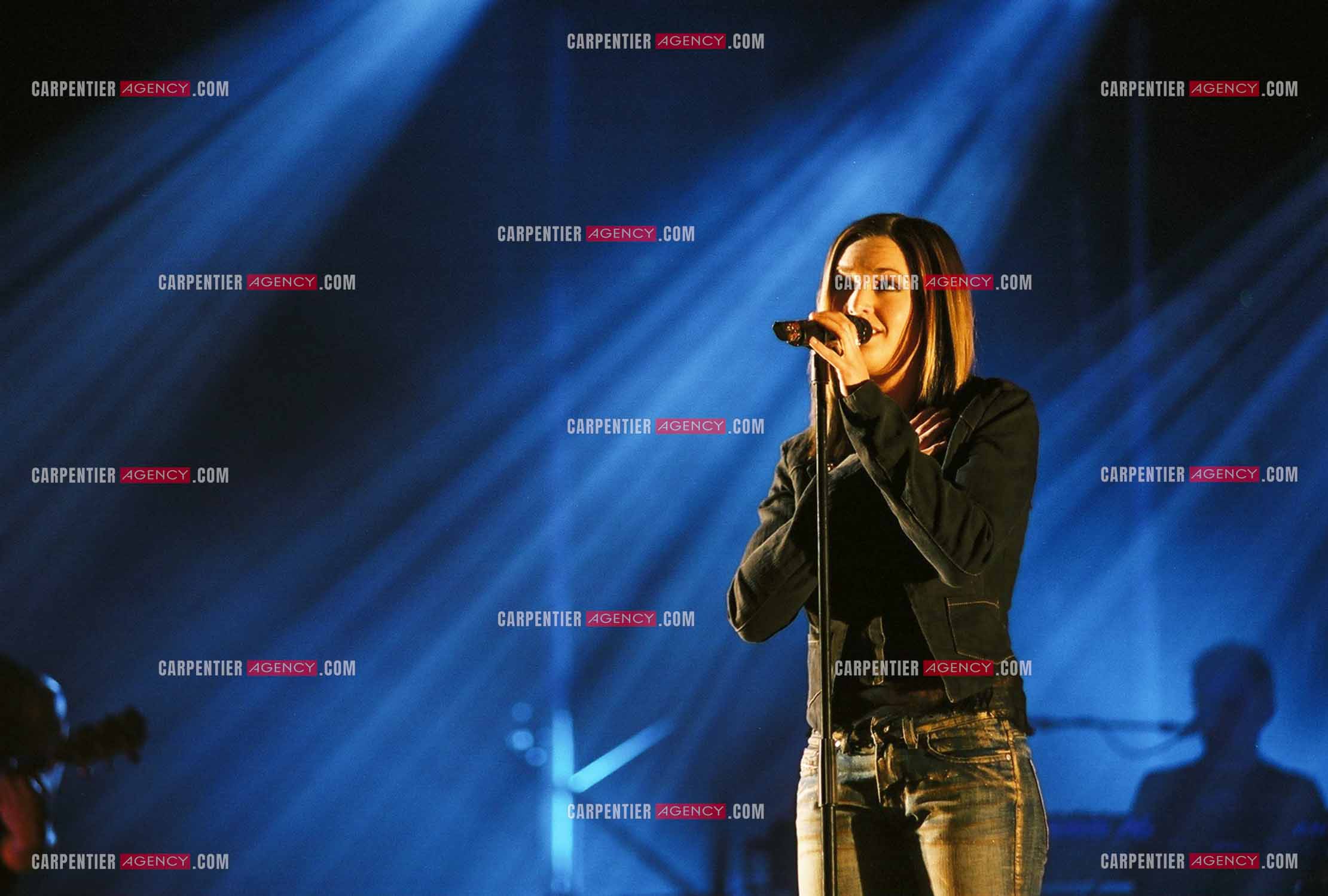 La chanteuse québécoise Natasha St Pier lors de son concert à l'Olympia en 2004.  ( Exclusif )