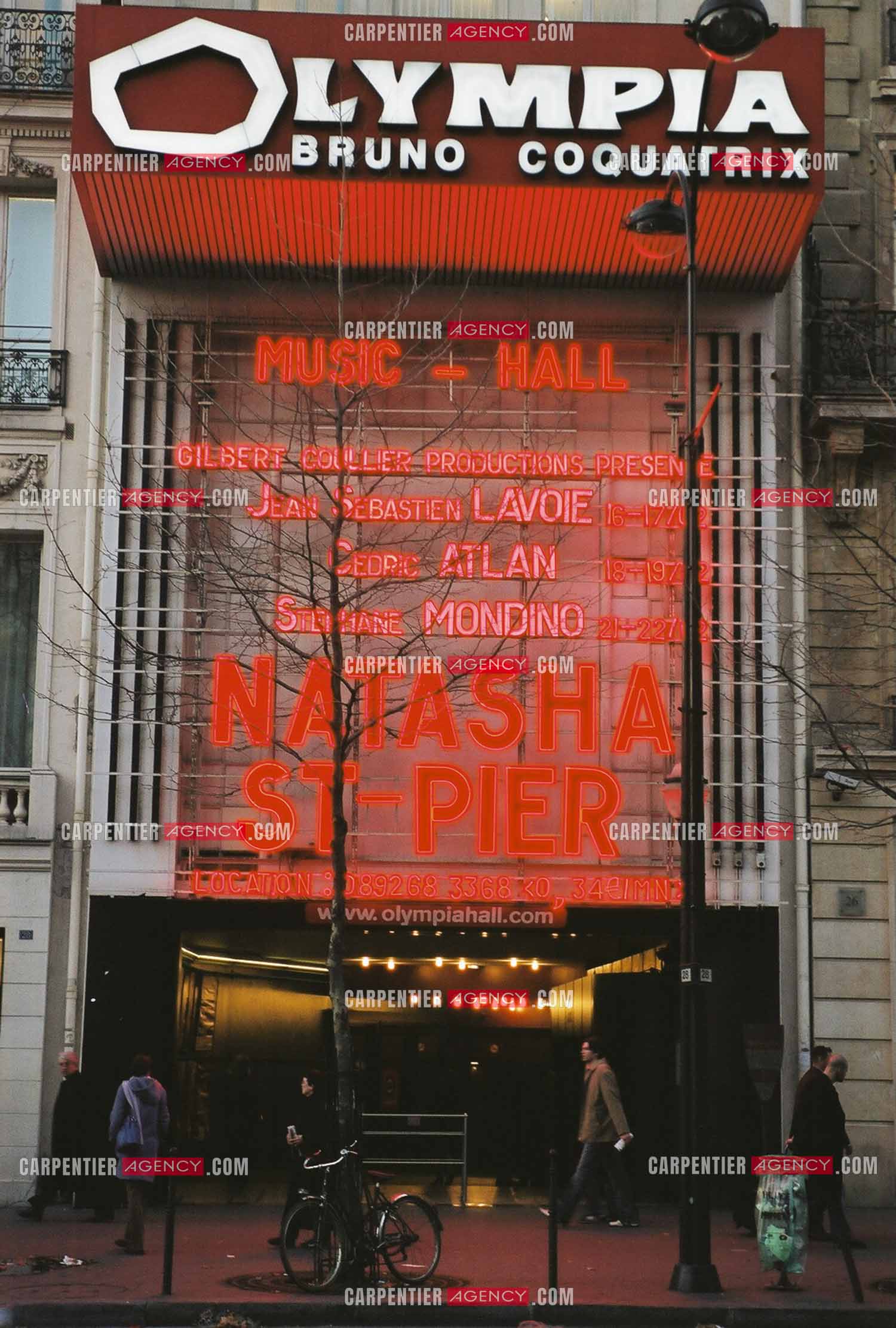 La chanteuse québécoise Natasha St Pier lors de son concert à l'Olympia en 2004. Façade de l'Olympia. ( Exclusif )
