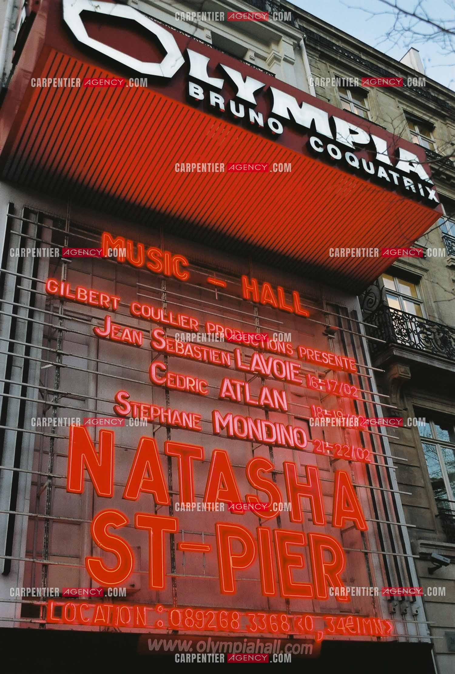 La chanteuse québécoise Natasha St Pier lors de son concert à l'Olympia en 2004. Façade de l'Olympia. ( Exclusif )