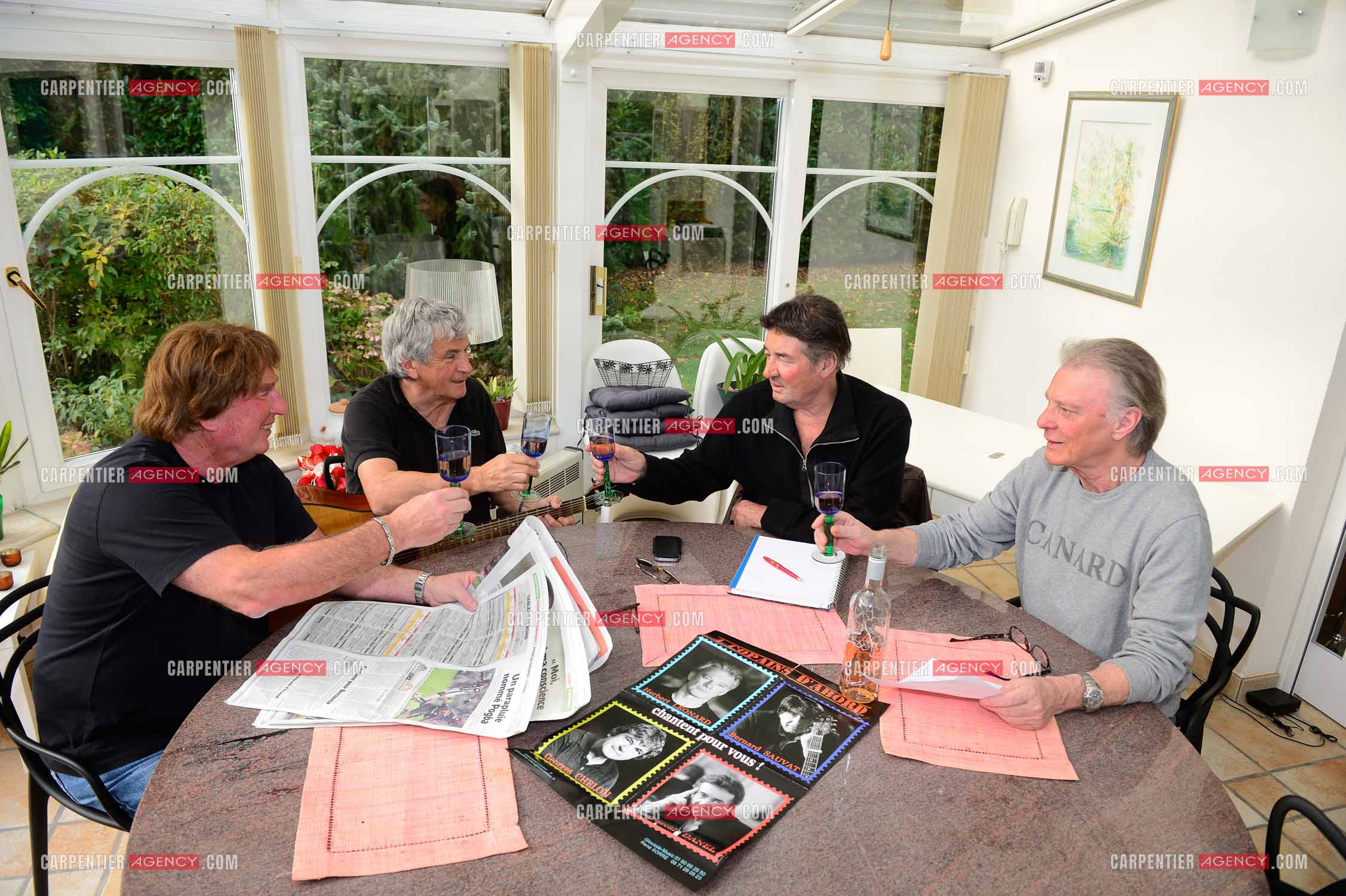 "4 copains d'abord" c'est le nom du groupe qui reunit HERBERT LEONARD, BERNARD SAUVAT, GEORGES CHELON, ET PASCAL DANEL. 4 potes qui habitent le même village BARBIZON et qui chantent depuis 40 ans.  ( Exclusif )