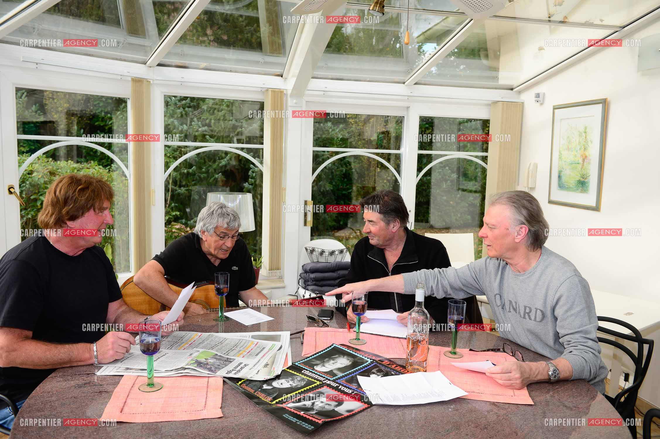 "4 copains d'abord" c'est le nom du groupe qui reunit HERBERT LEONARD, BERNARD SAUVAT, GEORGES CHELON, ET PASCAL DANEL. 4 potes qui habitent le même village BARBIZON et qui chantent depuis 40 ans.  ( Exclusif )