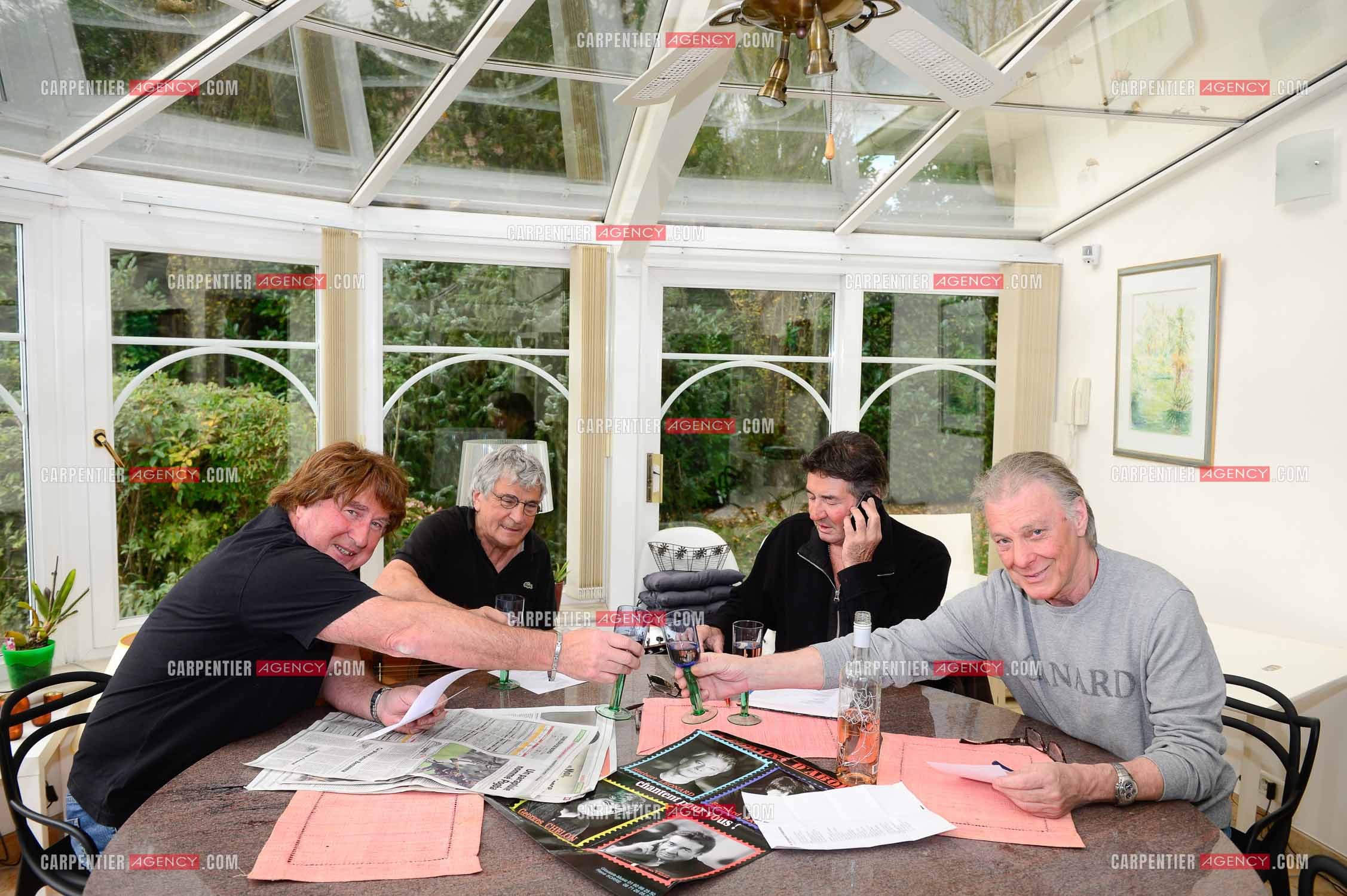 "4 copains d'abord" c'est le nom du groupe qui reunit HERBERT LEONARD, BERNARD SAUVAT, GEORGES CHELON, ET PASCAL DANEL. 4 potes qui habitent le même village BARBIZON et qui chantent depuis 40 ans.  ( Exclusif )