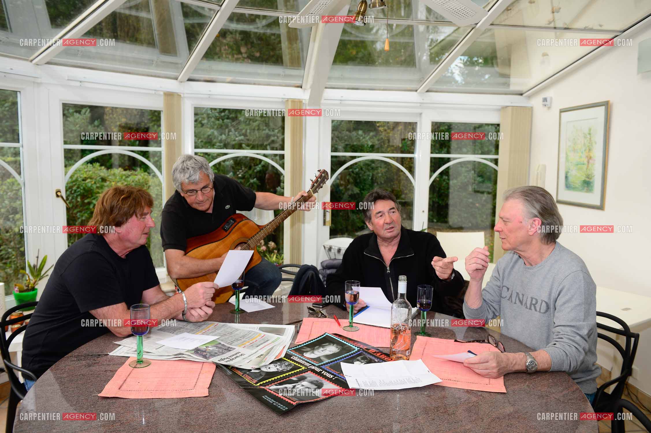"4 copains d'abord" c'est le nom du groupe qui reunit HERBERT LEONARD, BERNARD SAUVAT, GEORGES CHELON, ET PASCAL DANEL. 4 potes qui habitent le même village BARBIZON et qui chantent depuis 40 ans.  ( Exclusif )