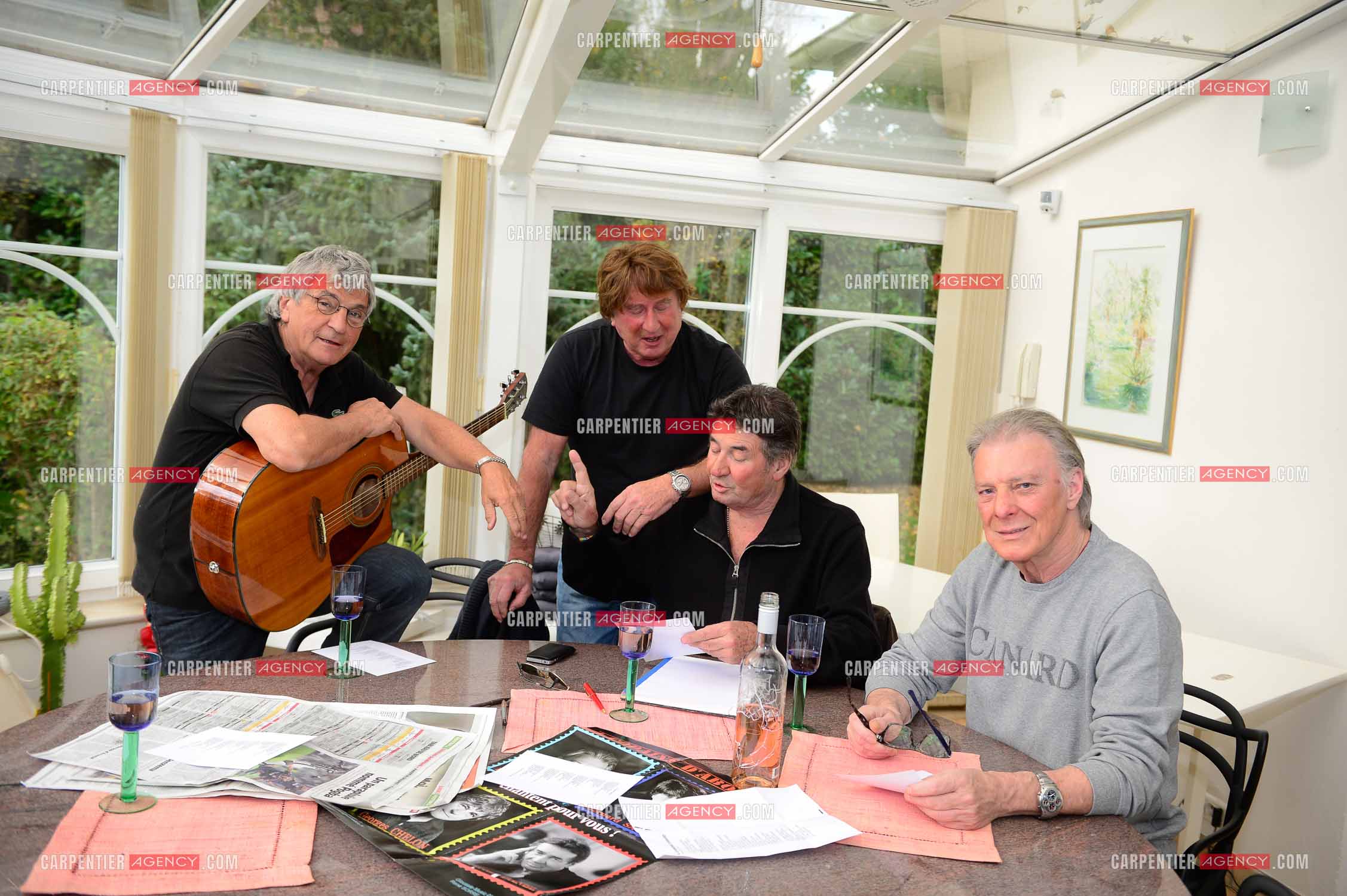 "4 copains d'abord" c'est le nom du groupe qui reunit HERBERT LEONARD, BERNARD SAUVAT, GEORGES CHELON, ET PASCAL DANEL. 4 potes qui habitent le même village BARBIZON et qui chantent depuis 40 ans.  ( Exclusif )