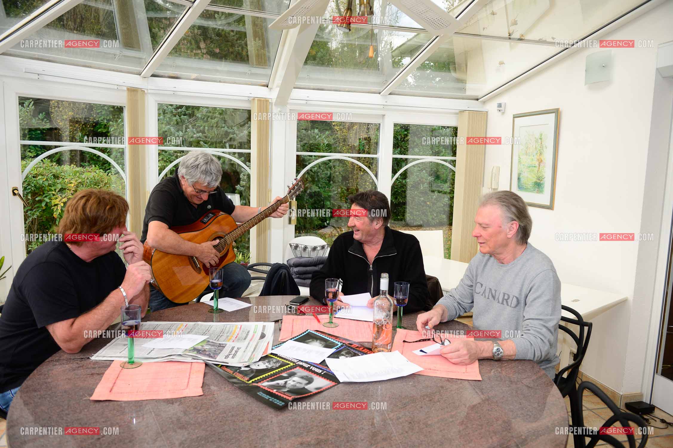 "4 copains d'abord" c'est le nom du groupe qui reunit HERBERT LEONARD, BERNARD SAUVAT, GEORGES CHELON, ET PASCAL DANEL. 4 potes qui habitent le même village BARBIZON et qui chantent depuis 40 ans.  ( Exclusif )