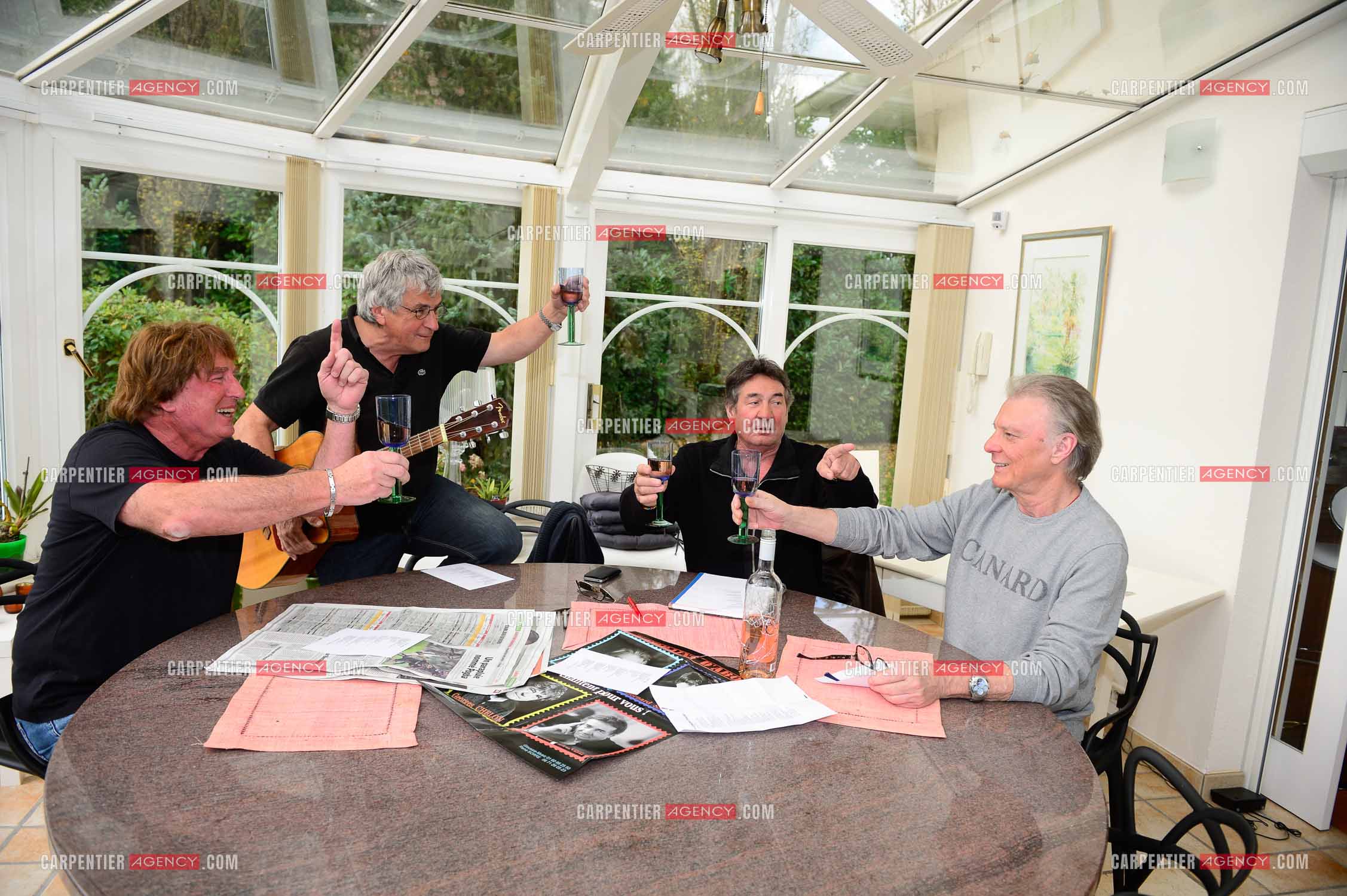 "4 copains d'abord" c'est le nom du groupe qui reunit HERBERT LEONARD, BERNARD SAUVAT, GEORGES CHELON, ET PASCAL DANEL. 4 potes qui habitent le même village BARBIZON et qui chantent depuis 40 ans.  ( Exclusif )