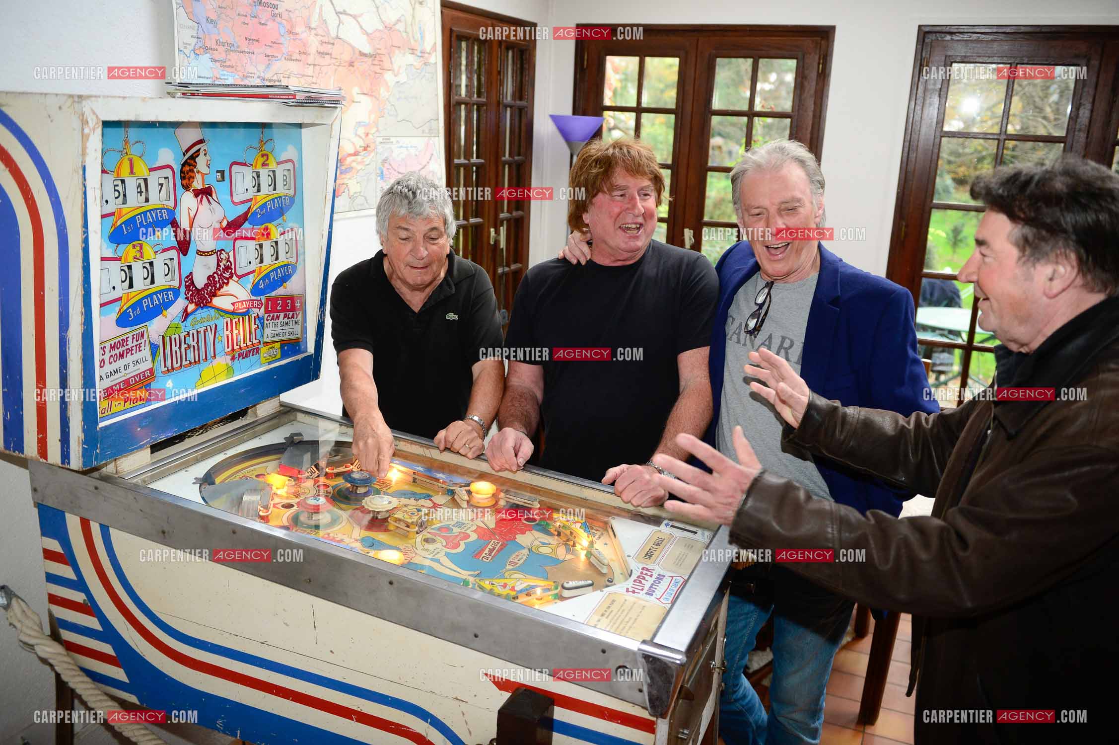 "4 copains d'abord" c'est le nom du groupe qui reunit HERBERT LEONARD, BERNARD SAUVAT, GEORGES CHELON, ET PASCAL DANEL. 4 potes qui habitent le même village BARBIZON et qui chantent depuis 40 ans.  ( Exclusif )