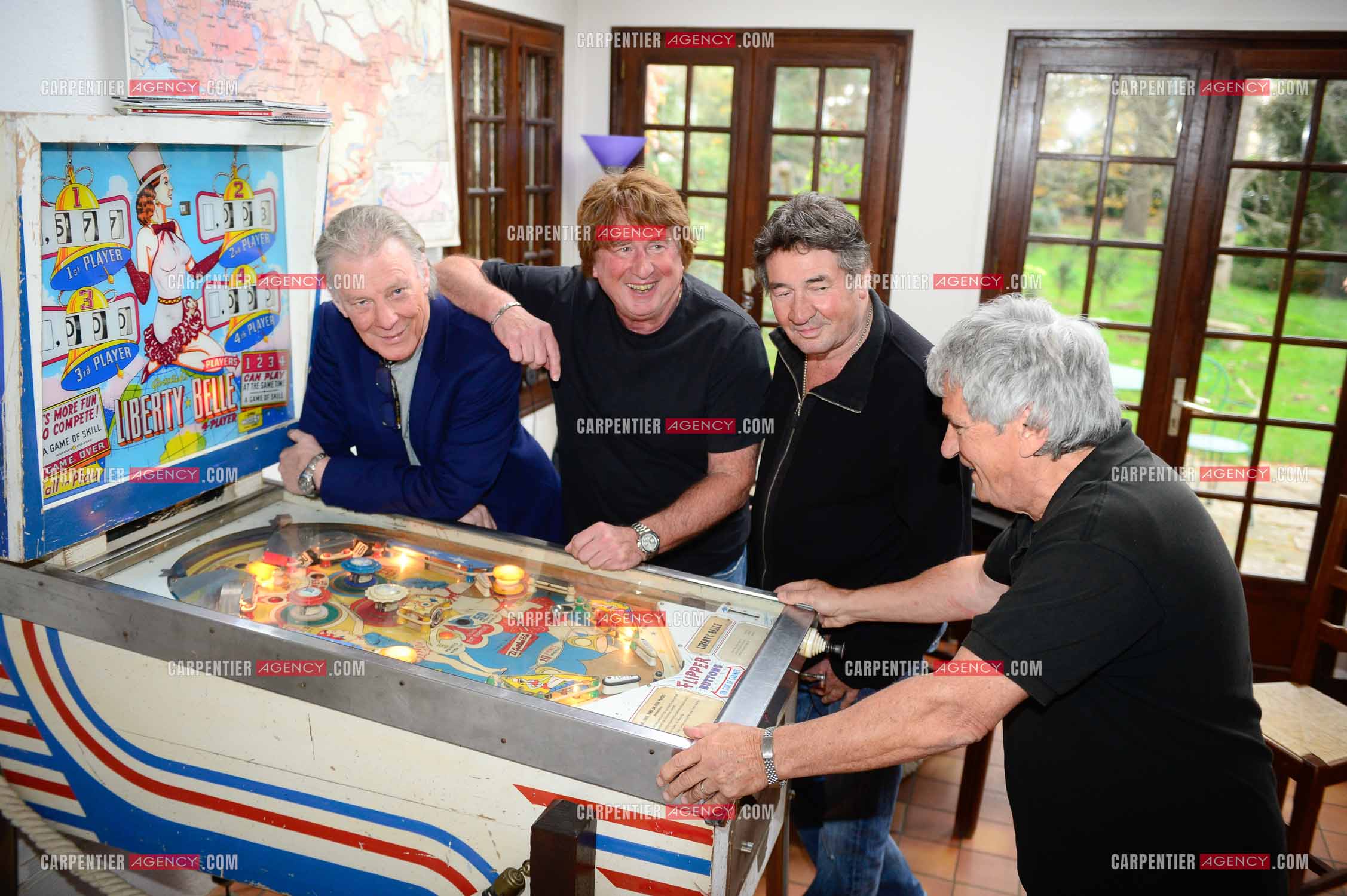 "4 copains d'abord" c'est le nom du groupe qui reunit HERBERT LEONARD, BERNARD SAUVAT, GEORGES CHELON, ET PASCAL DANEL. 4 potes qui habitent le même village BARBIZON et qui chantent depuis 40 ans.  ( Exclusif )