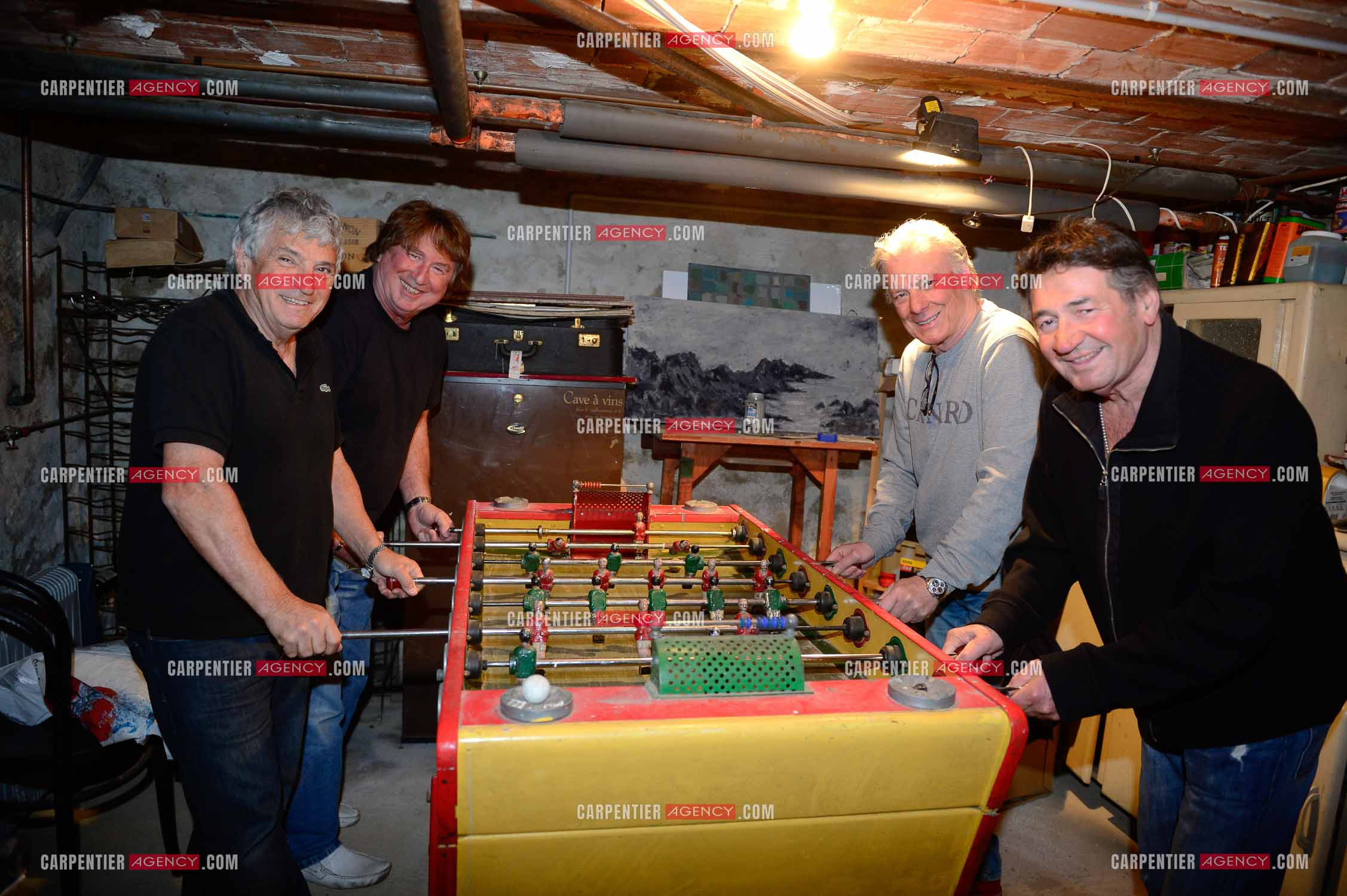 "4 copains d'abord" c'est le nom du groupe qui reunit HERBERT LEONARD, BERNARD SAUVAT, GEORGES CHELON, ET PASCAL DANEL. 4 potes qui habitent le même village BARBIZON et qui chantent depuis 40 ans.  ( Exclusif )