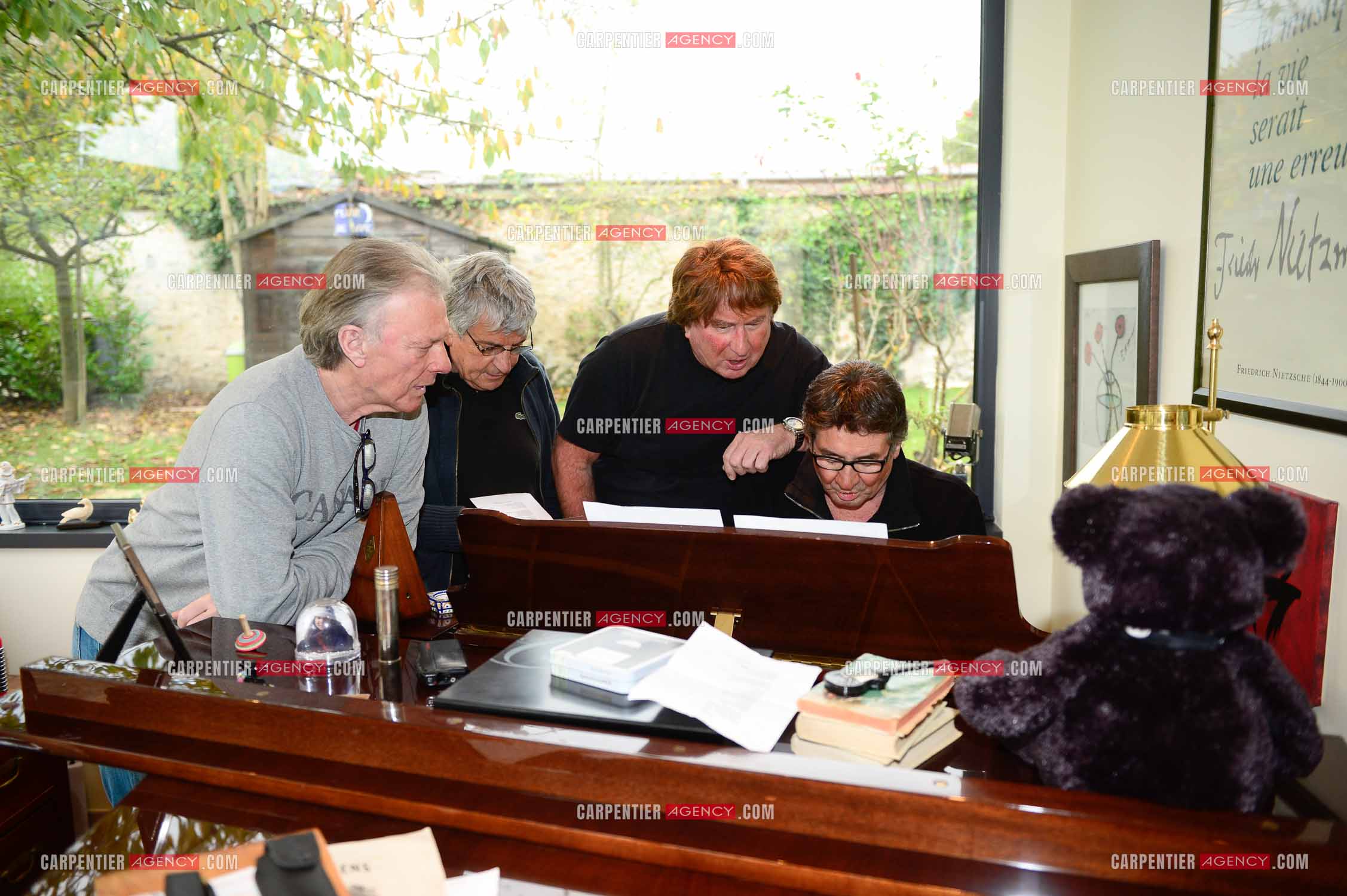 "4 copains d'abord" c'est le nom du groupe qui reunit HERBERT LEONARD, BERNARD SAUVAT, GEORGES CHELON, ET PASCAL DANEL. 4 potes qui habitent le même village BARBIZON et qui chantent depuis 40 ans.  ( Exclusif )