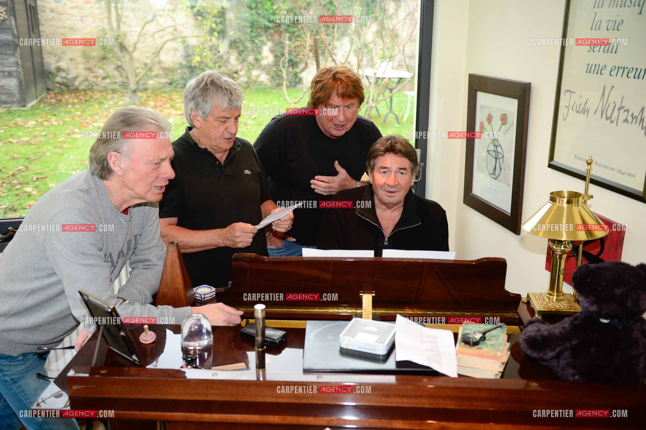 "4 copains d'abord" c'est le nom du groupe qui reunit HERBERT LEONARD, BERNARD SAUVAT, GEORGES CHELON, ET PASCAL DANEL. 4 potes qui habitent le même village BARBIZON et qui chantent depuis 40 ans.  ( Exclusif )