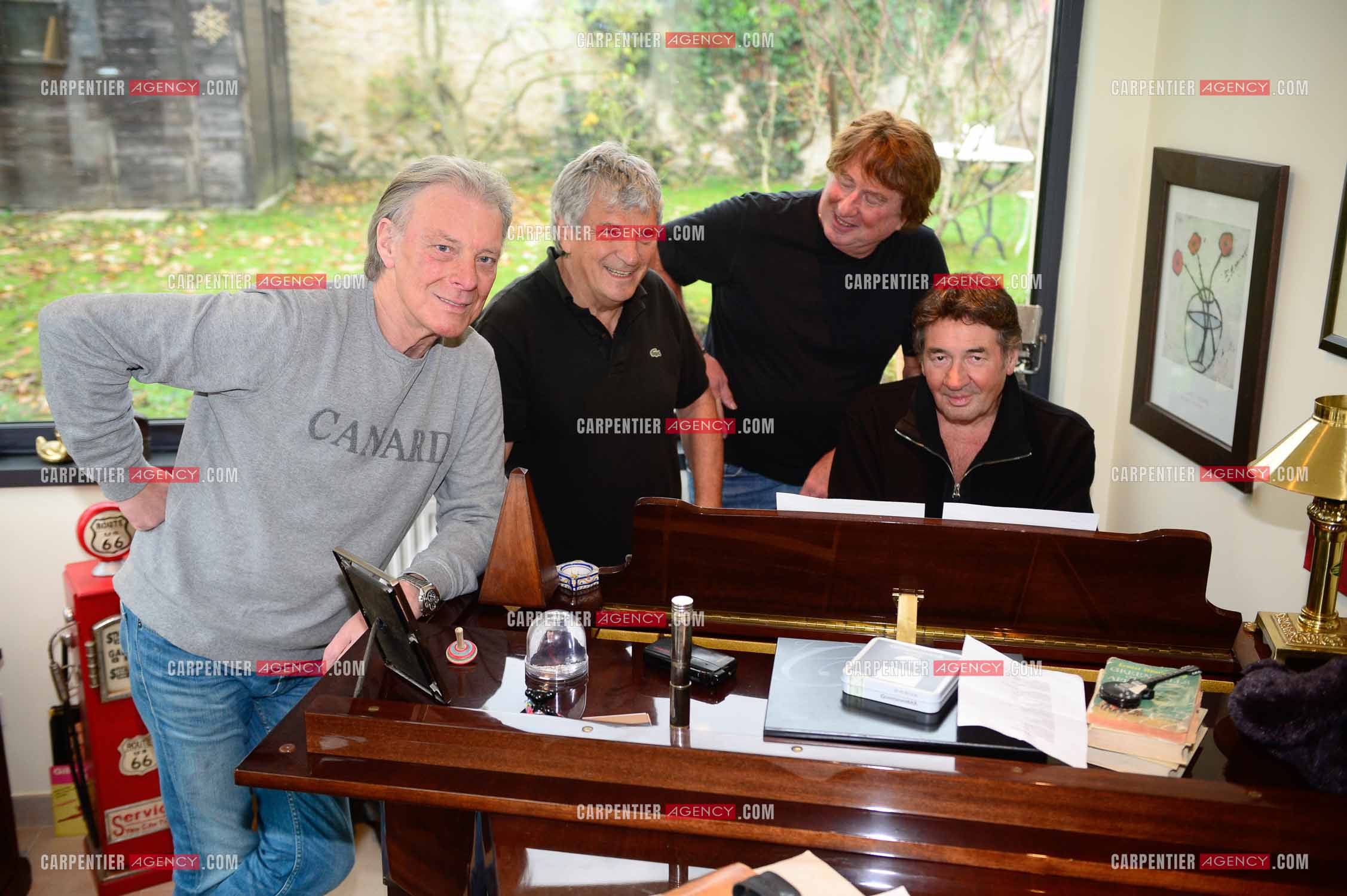 "4 copains d'abord" c'est le nom du groupe qui reunit HERBERT LEONARD, BERNARD SAUVAT, GEORGES CHELON, ET PASCAL DANEL. 4 potes qui habitent le même village BARBIZON et qui chantent depuis 40 ans.  ( Exclusif )