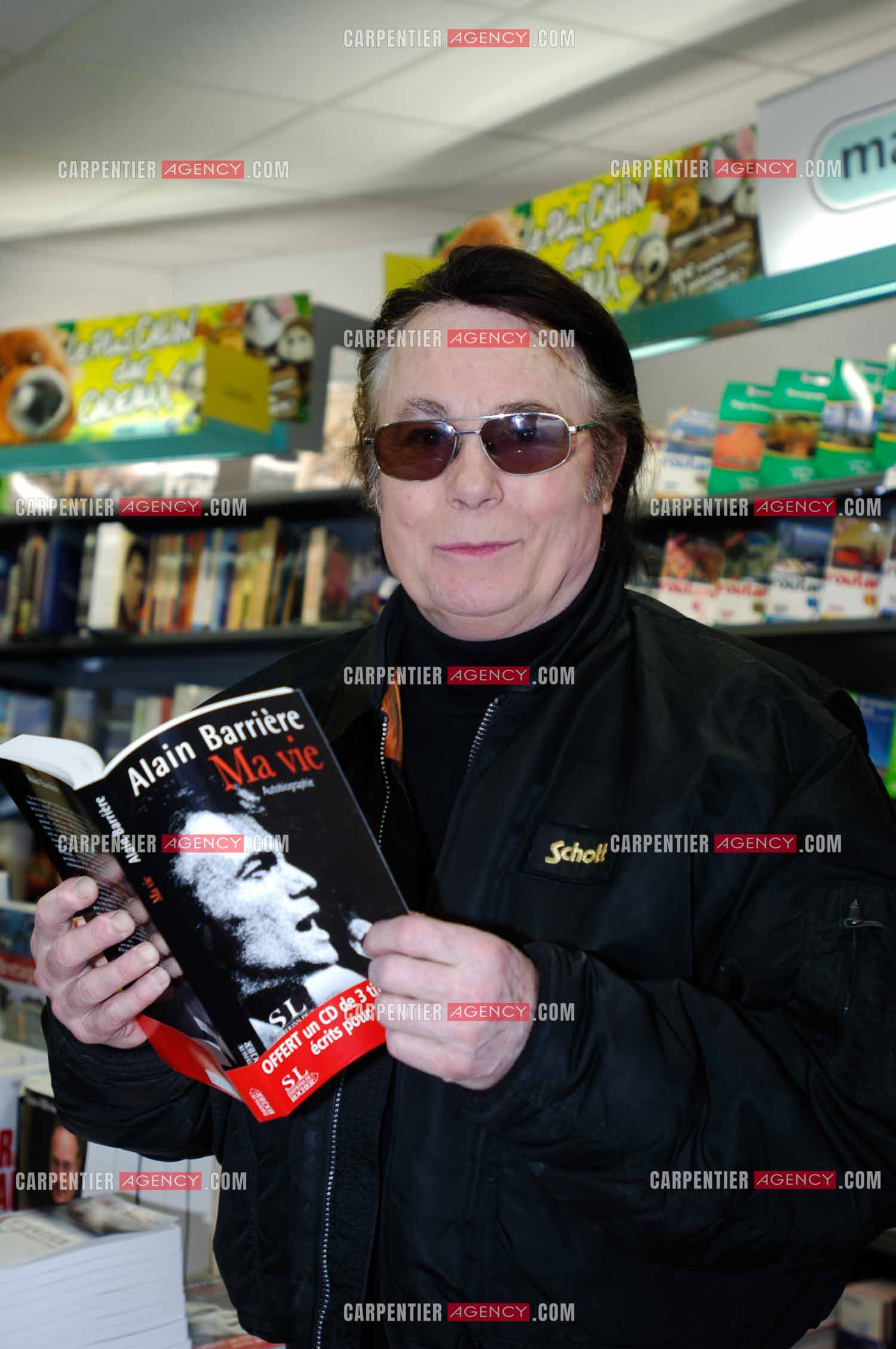 Chez Alain Barrière a la Trinité sur Mer, mise en place de son livre " MA VIE ".