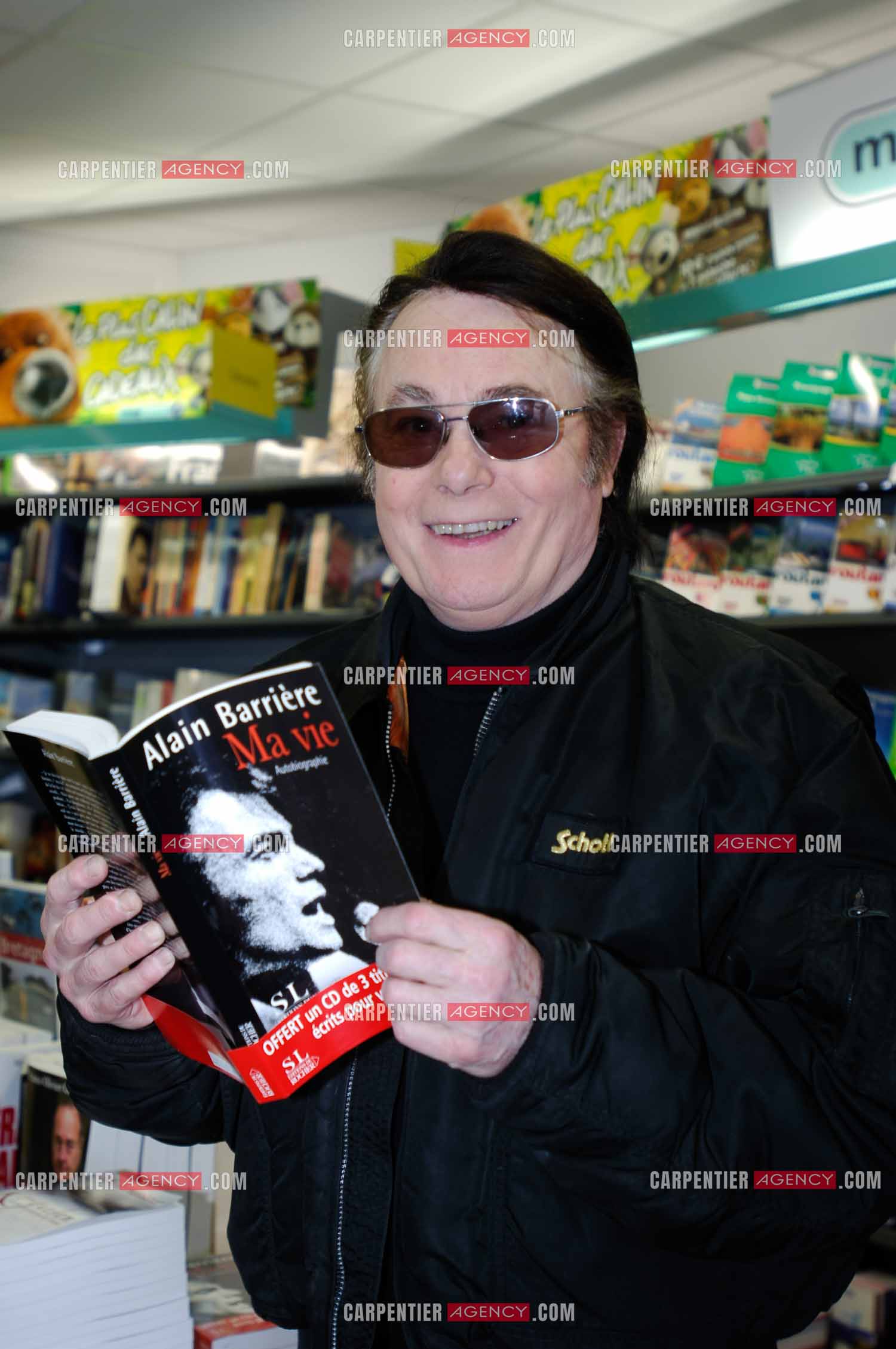 Chez Alain Barrière a la Trinité sur Mer, mise en place de son livre " MA VIE ".
