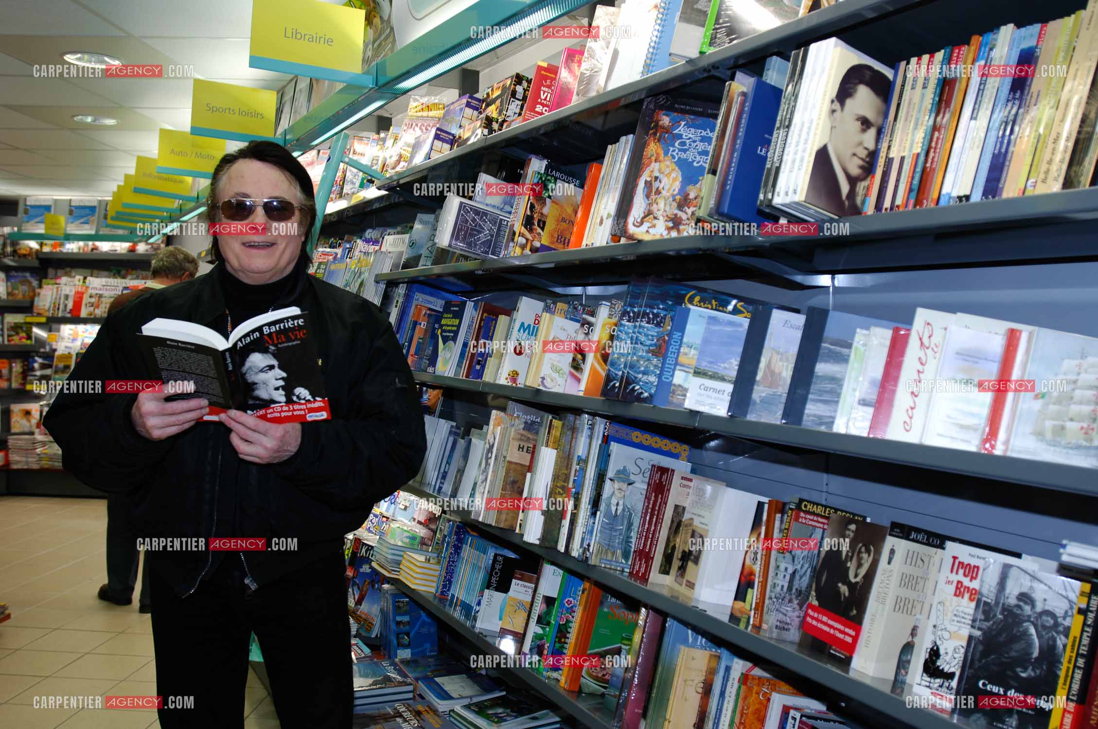 Chez Alain Barrière a la Trinité sur Mer, mise en place de son livre " MA VIE ".