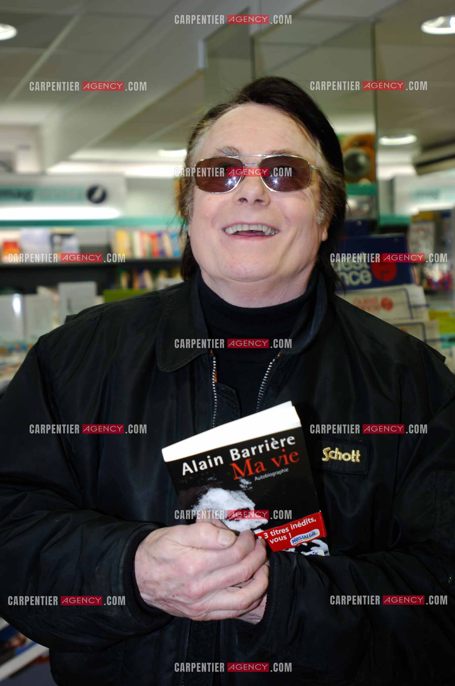 Chez Alain Barrière a la Trinité sur Mer, mise en place de son livre " MA VIE ".