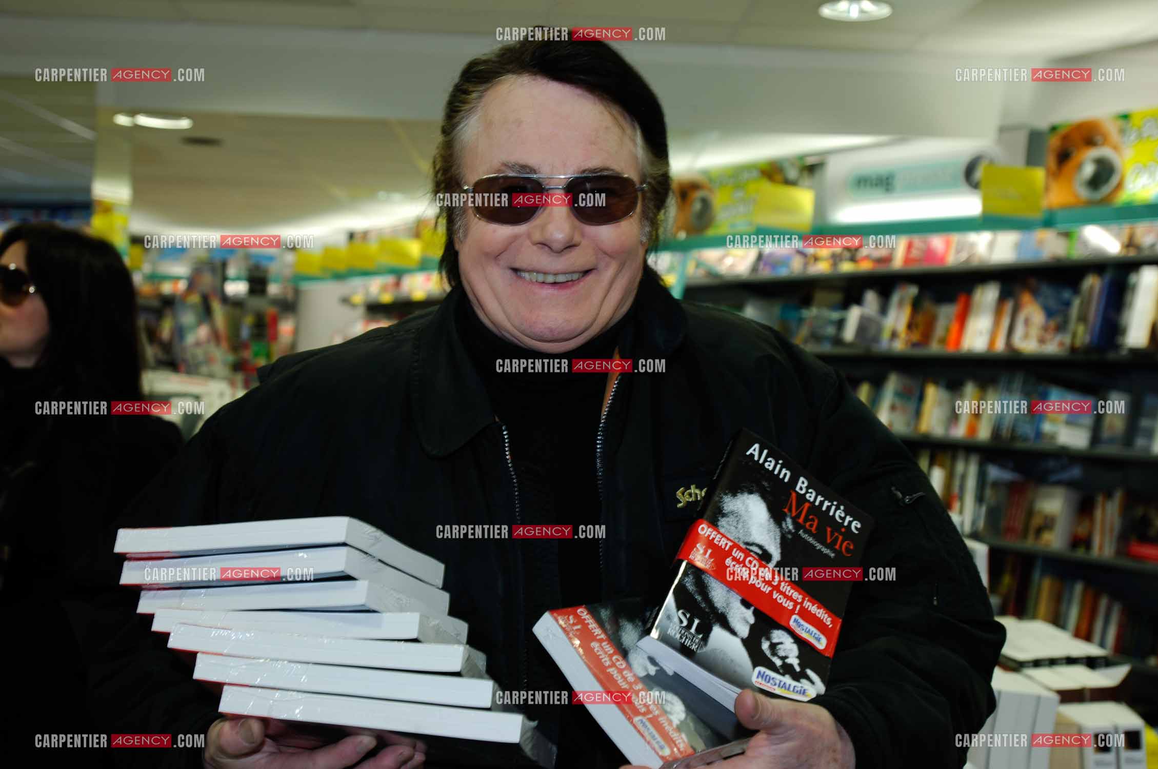 Chez Alain Barrière a la Trinité sur Mer, mise en place de son livre " MA VIE ".