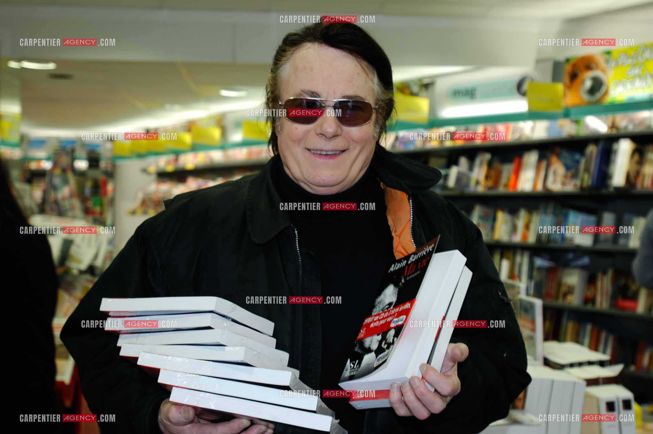 Chez Alain Barrière a la Trinité sur Mer, mise en place de son livre " MA VIE ".