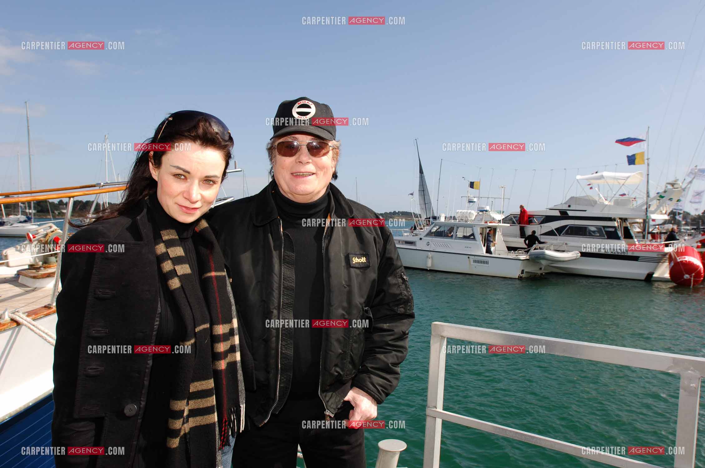 Alain Barrière et sa fille Guenaelle sur le port de la Trinité sur Mer.  ( Exclusif )