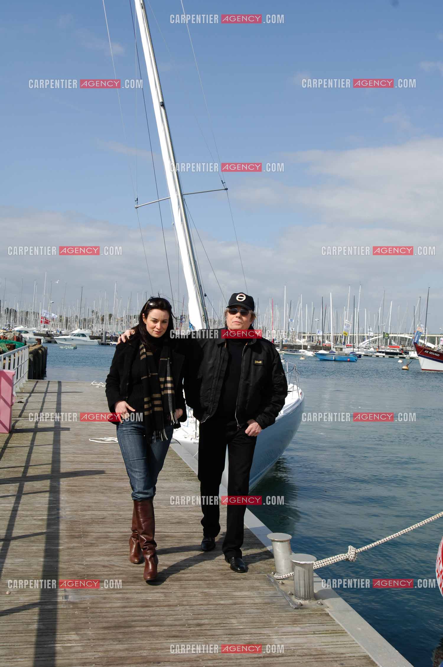 Alain Barrière et sa fille Guenaelle sur le port de la Trinité sur Mer.  ( Exclusif )