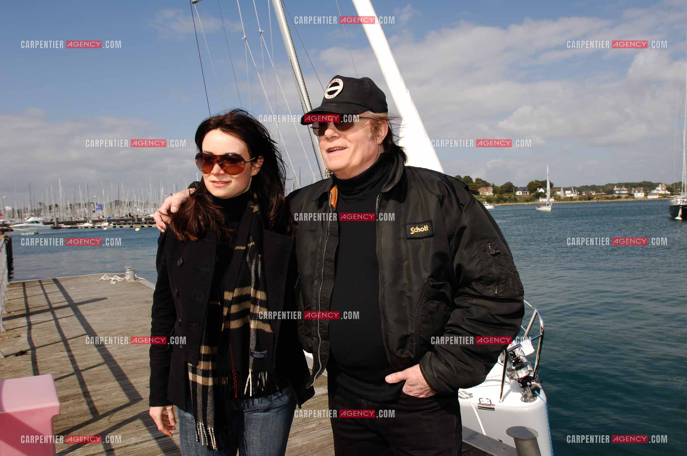 Alain Barrière et sa fille Guenaelle sur le port de la Trinité sur Mer.  ( Exclusif )