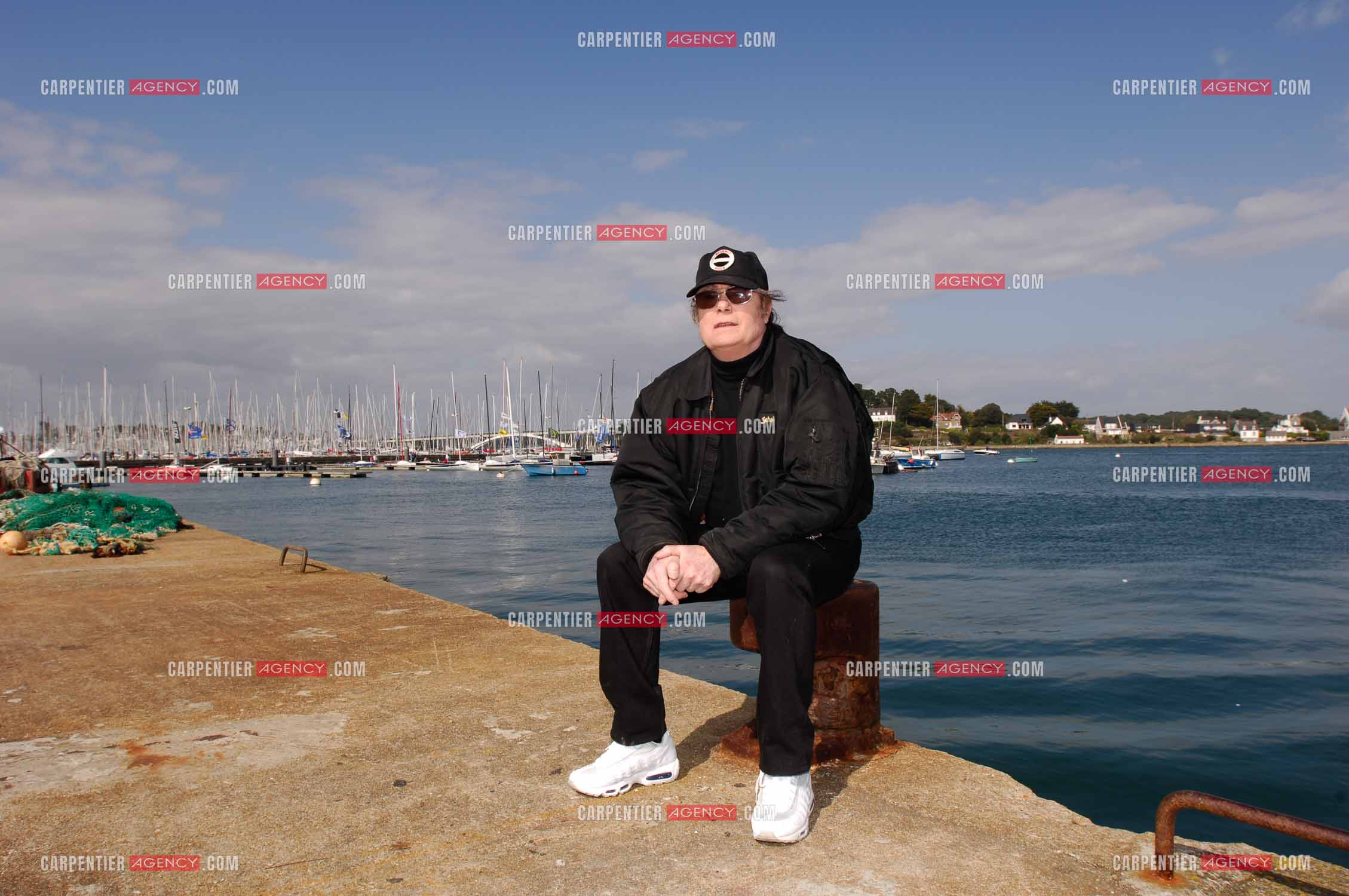 Alain Barrière sur le port de la Trinité sur Mer.  ( Exclusif )