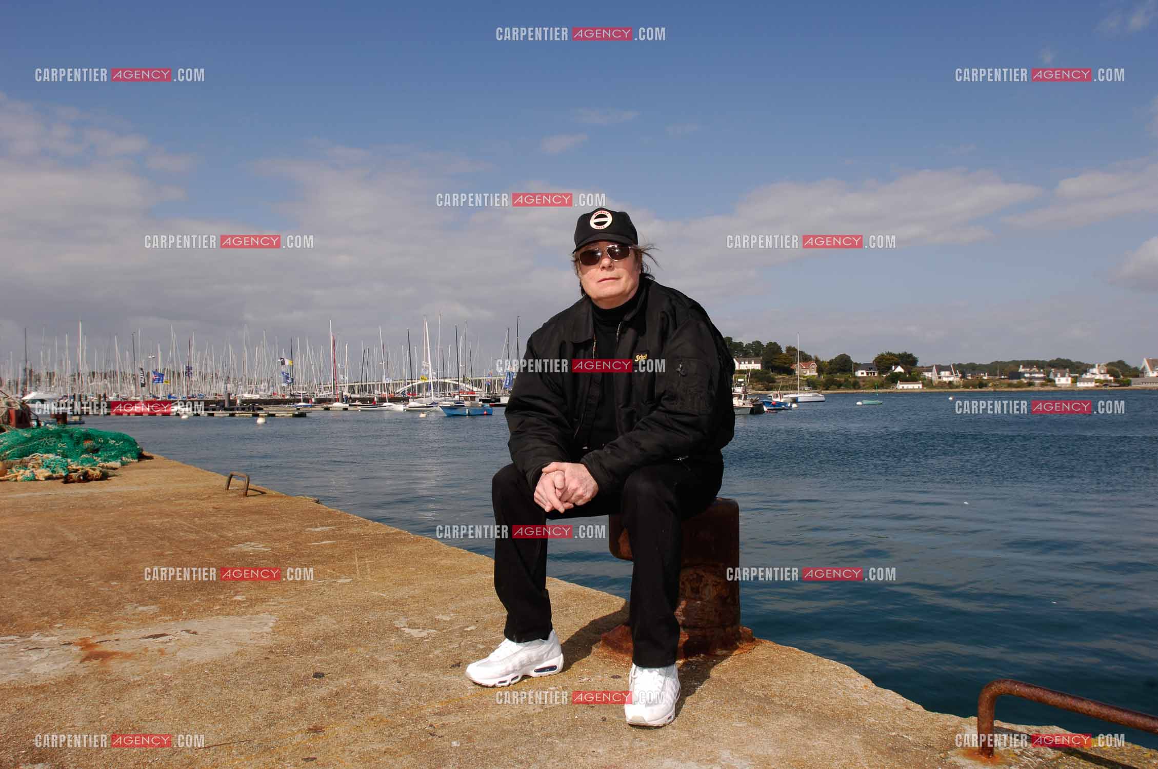 Alain Barrière sur le port de la Trinité sur Mer.  ( Exclusif )