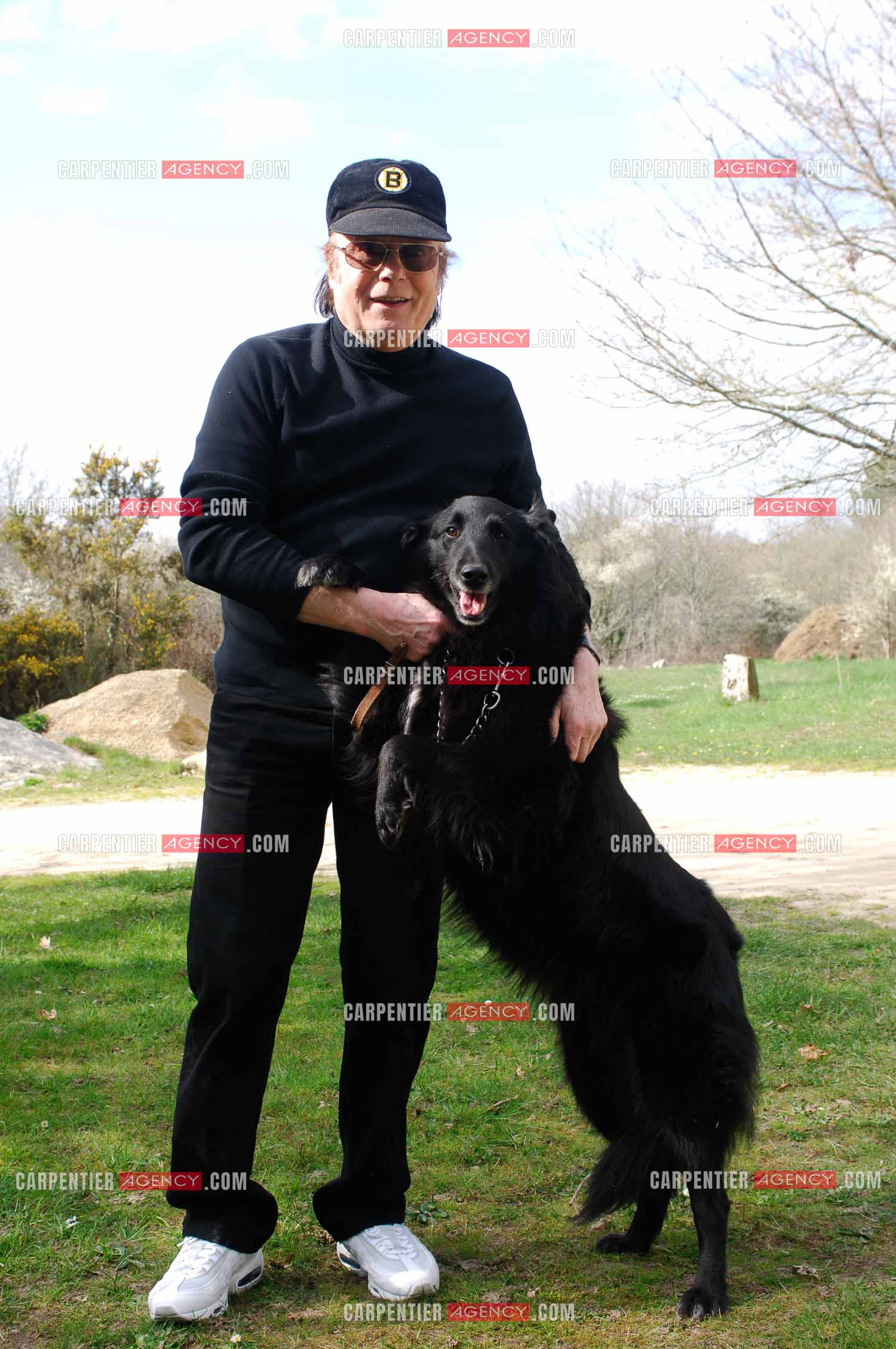 Alain Barrière chez lui avec sa chienne.
